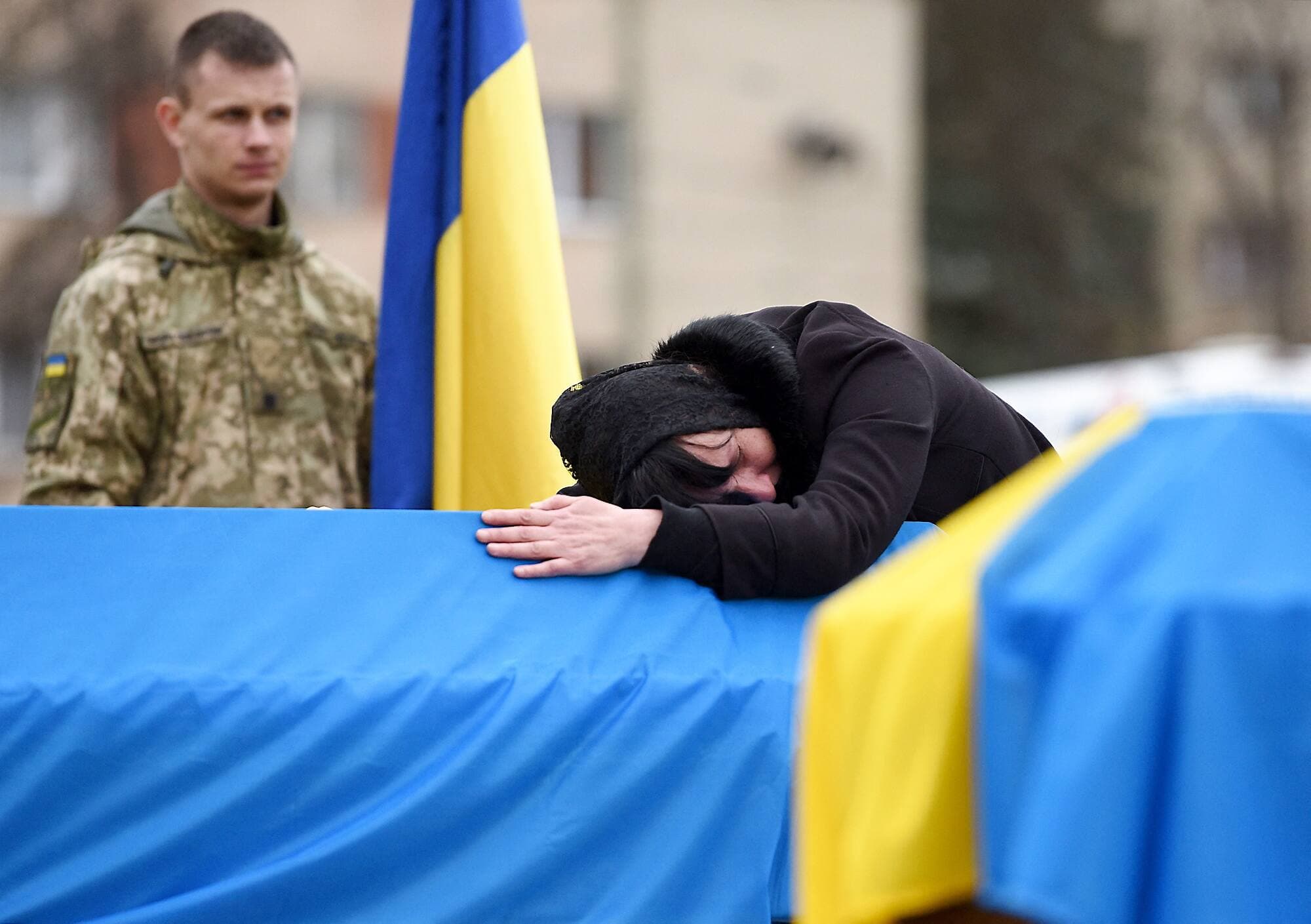 La mère d’un soldat ukrainien, tué lors de l’invasion de l’Ukraine par la Russie, pleure sur le cercueil de son fils lors de ses funérailles dans la ville de Lviv.