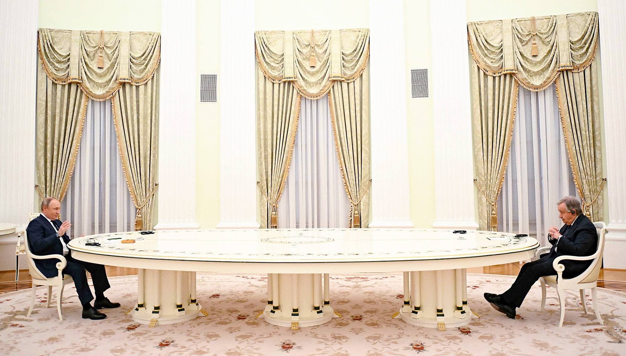 Le président de la Russie, Vladimir Poutine, à gauche, a reçu le secrétaire général des Nations Unies, Antonio Guterres, hier à Moscou, au bout de sa longue table habituelle.