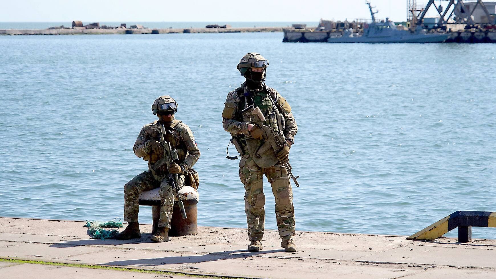 Des soldats russes faisaient le guet au port de Marioupol, vendredi.