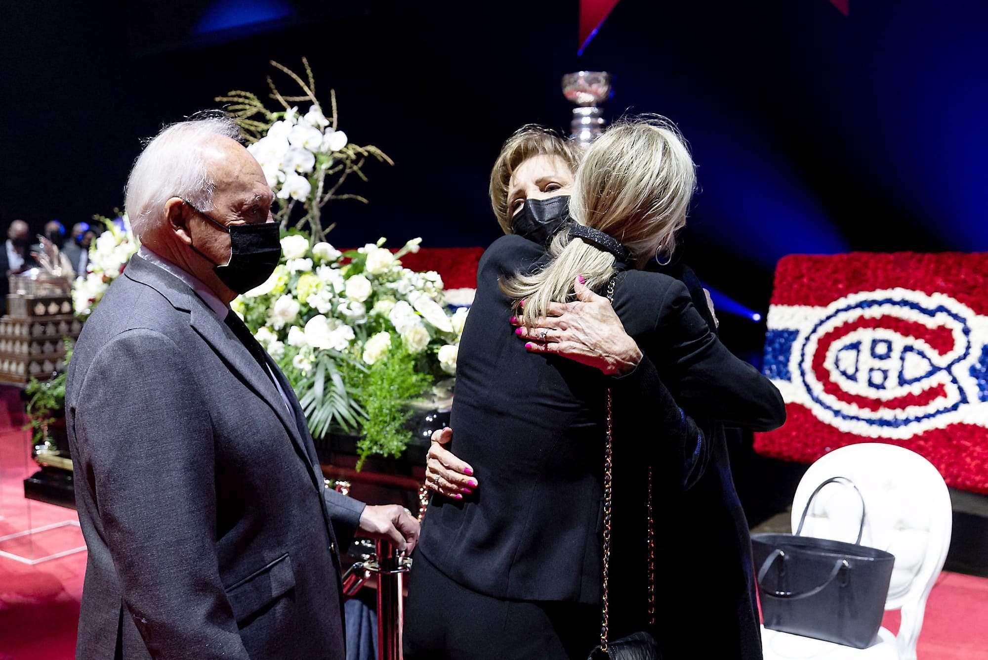 Yvan Cournoyer et son épouse ont offert leurs condoléances à Lise Lafleur, l’épouse de Guy.