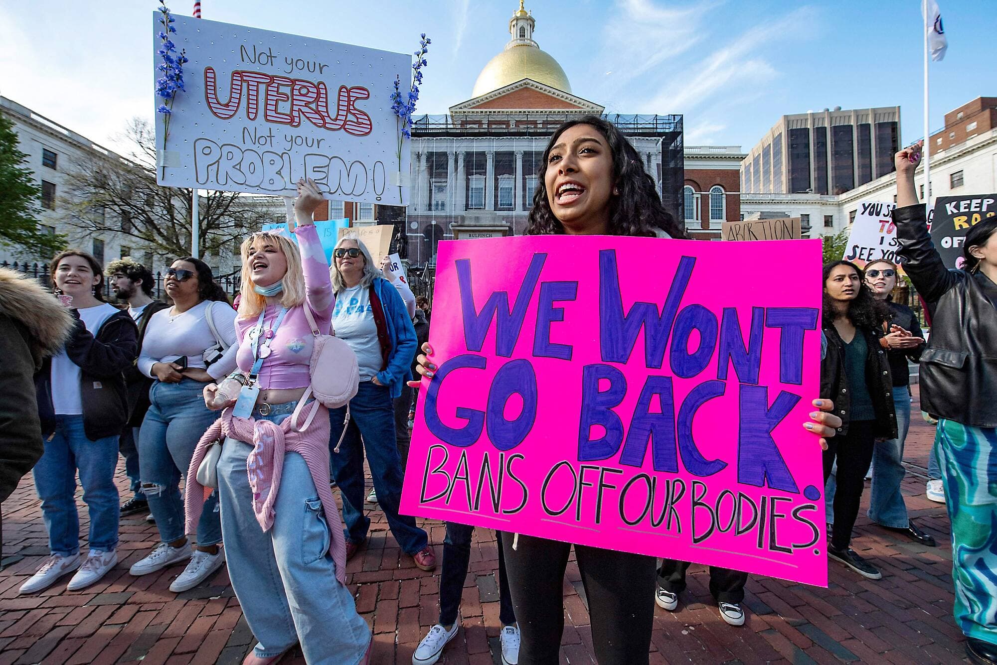 Des manifestantes pro-choix lors d’un rassemblement, hier, à Boston, dans le Massachusetts.