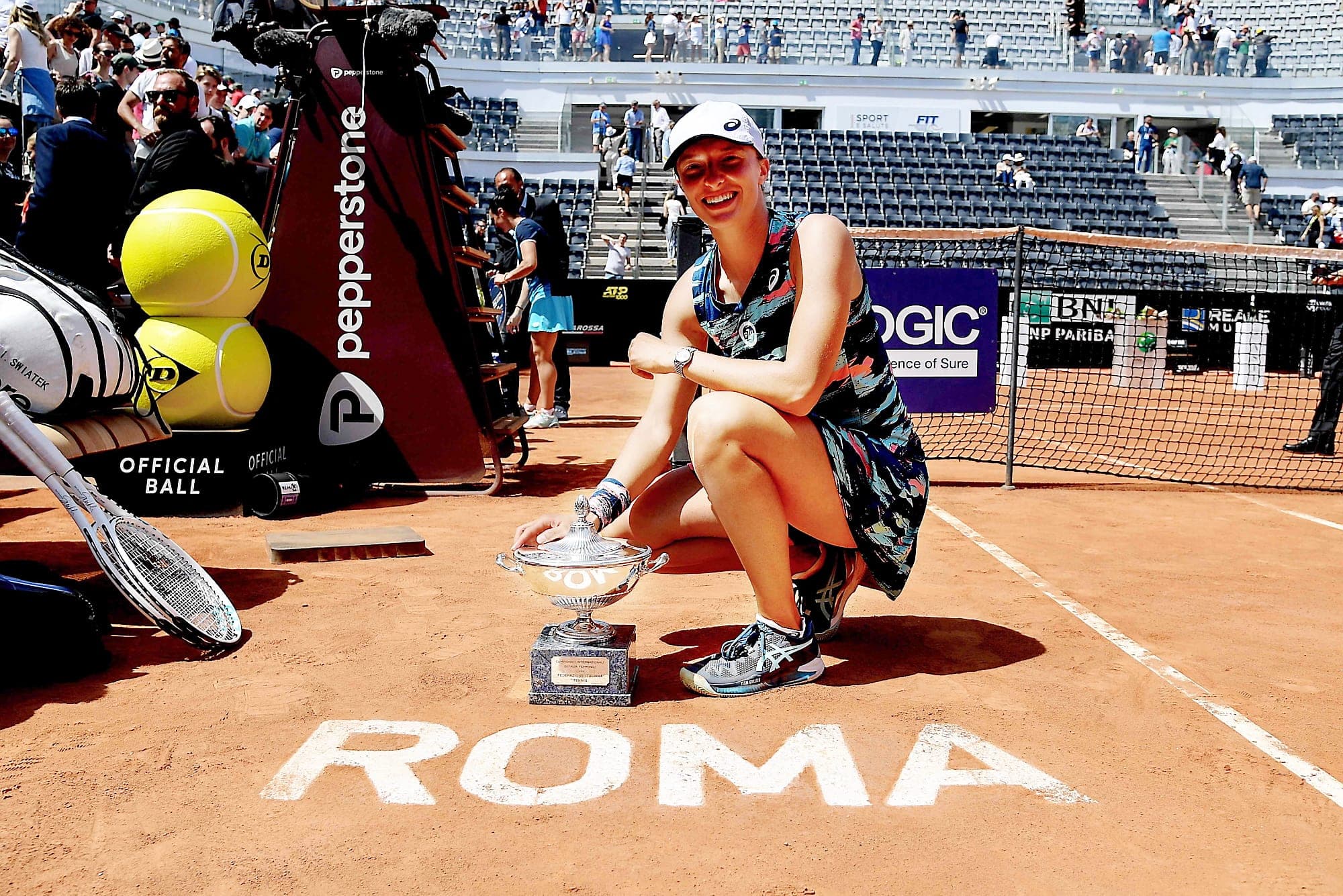 Iga Swiatek ne cesse de cumuler les honneurs comme au tournoi de Rome où elle pose avec le trophée après sa conquête.