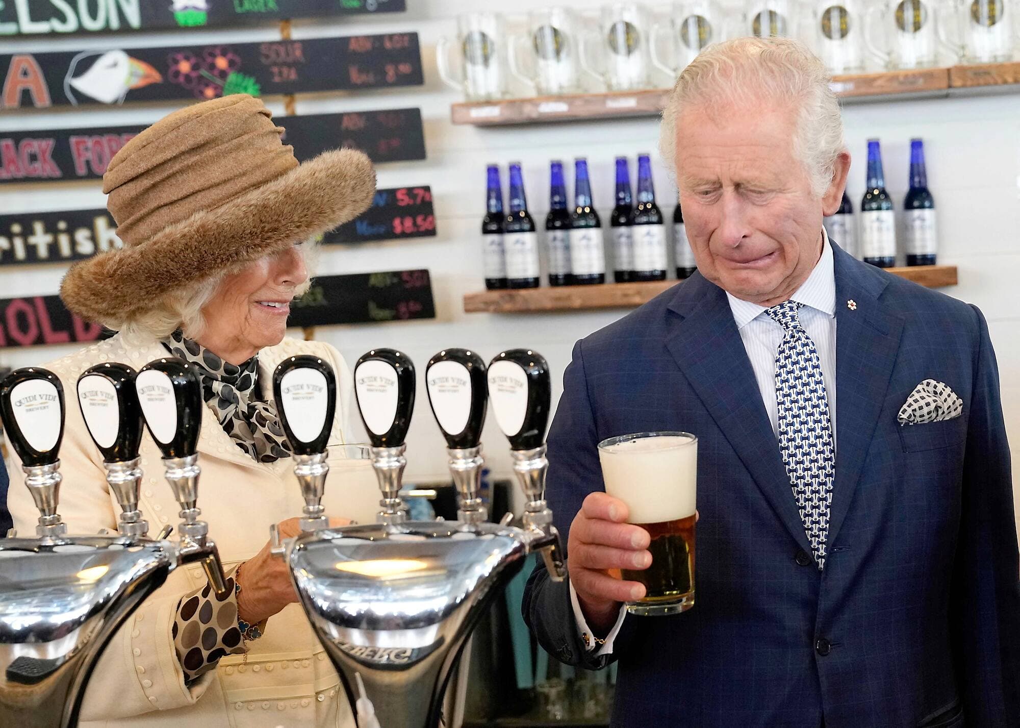 Le prince n’a pas apprécié sa technique de service de bière pression au Quidi Vidi Brewery, ce qui a aussi fait réagir sa femme, Camilla.