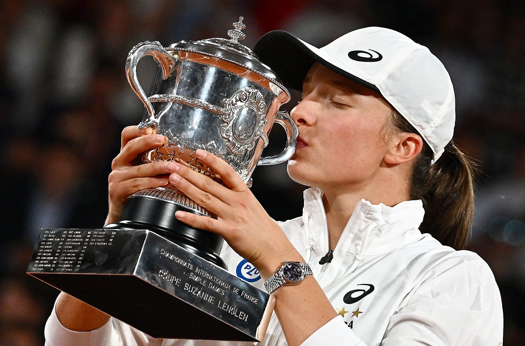 La Polonaise Iga Swiatek n’a pu s’empêcher d’embrasser le trophée remis à la championne de la classique parisienne de Roland-Garros, samedi.