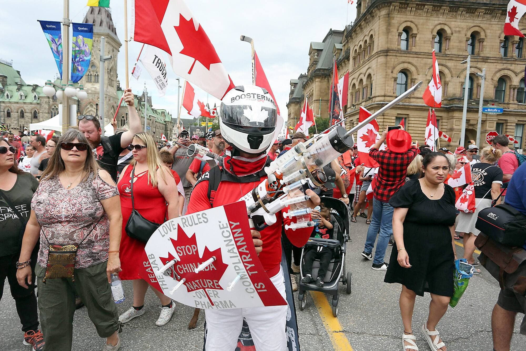 Des manifestants anti-mesure sanitaire ont protesté dans les rues d’Ottawa, vendredi.