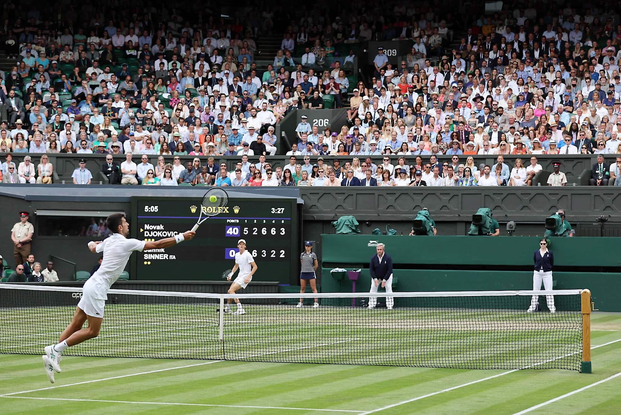 Novak Djokovic n’a pas eu droit à un quart de finale facile face à Jannik Sinner, qui a enlevé les deux premières manches, mardi. Le Serbe a complété la remontée pour signer sa 84e victoire à Wimbledon devant notamment le prince Willam et son épouse Kate.
