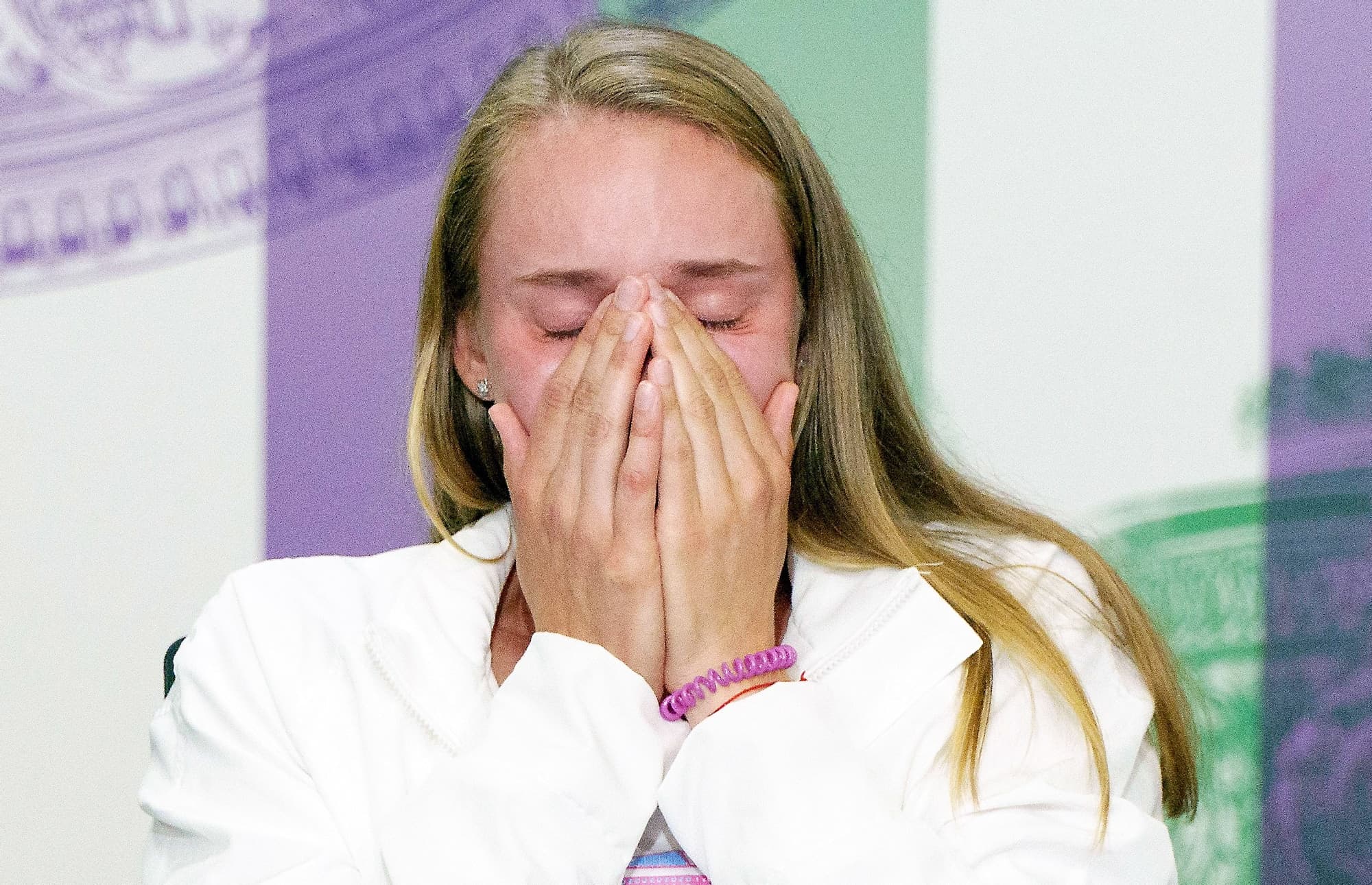 Elena Rybakina était très émotive lors de sa rencontre avec les médias après sa victoire à Wimbledon, samedi.