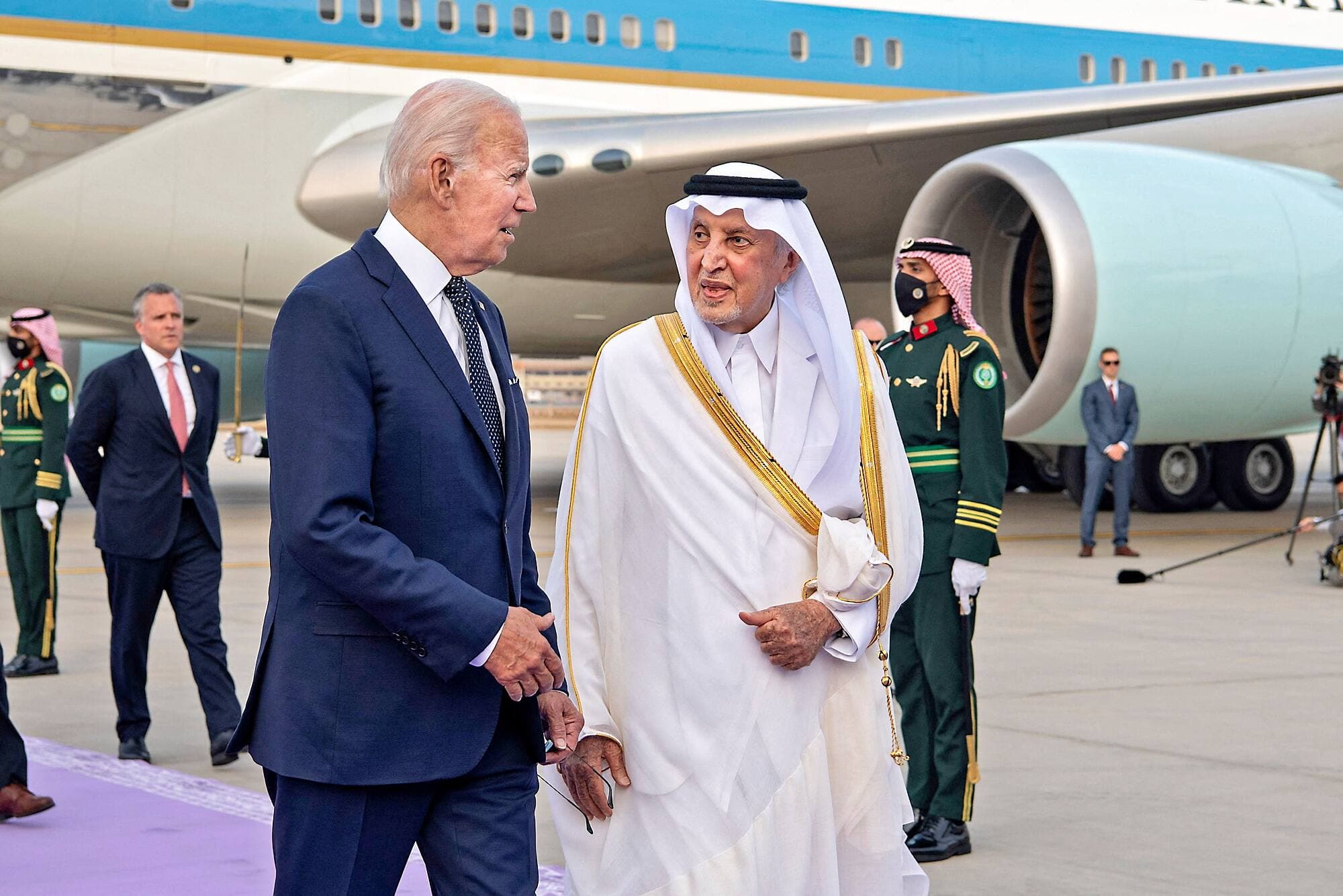 Le prince Khaled al-Faisal accueille le président Joe Biden à son arrivée en Arabie Saoudite.