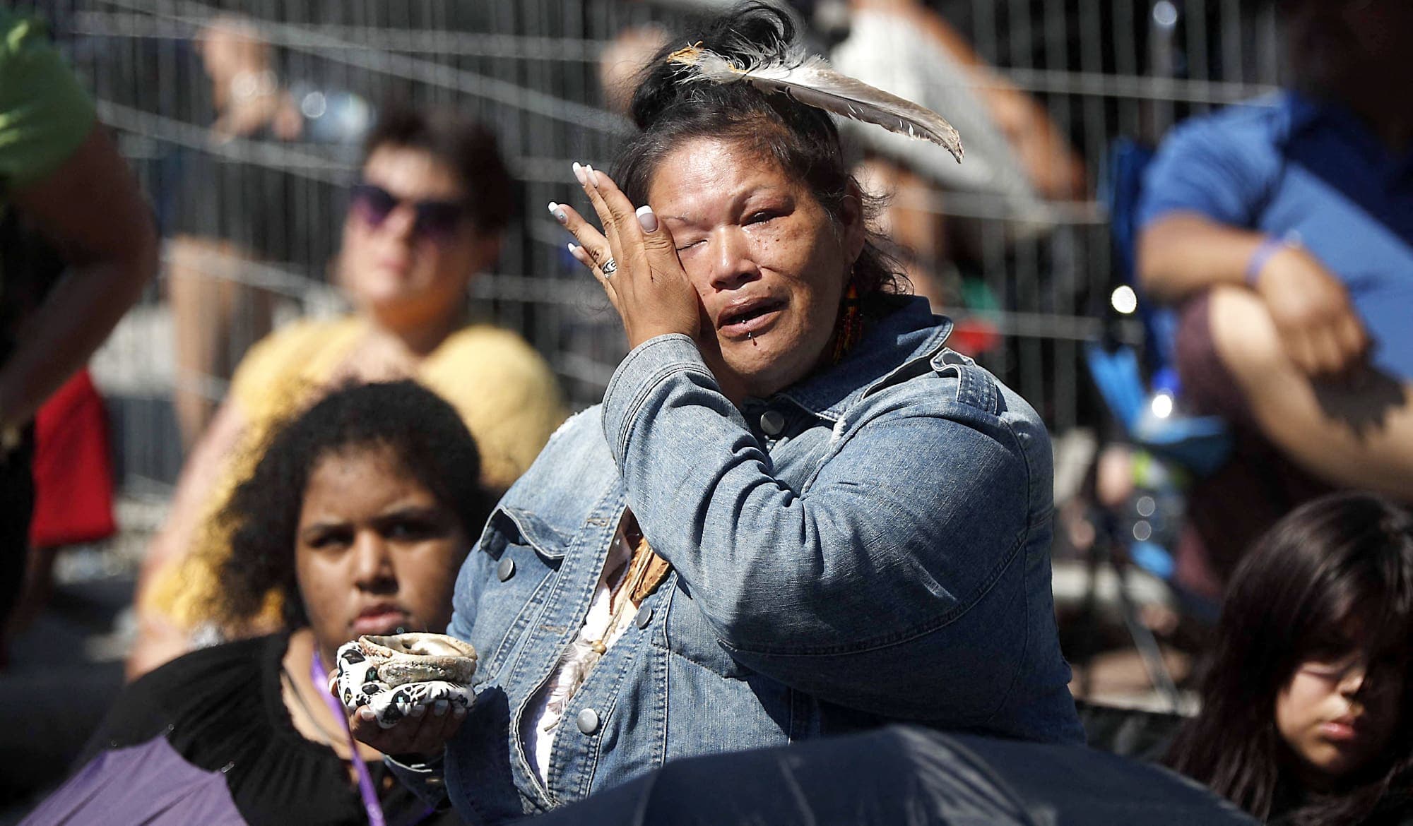 Cette Crie était submergée par les émotions à l’extérieur de la basilique.