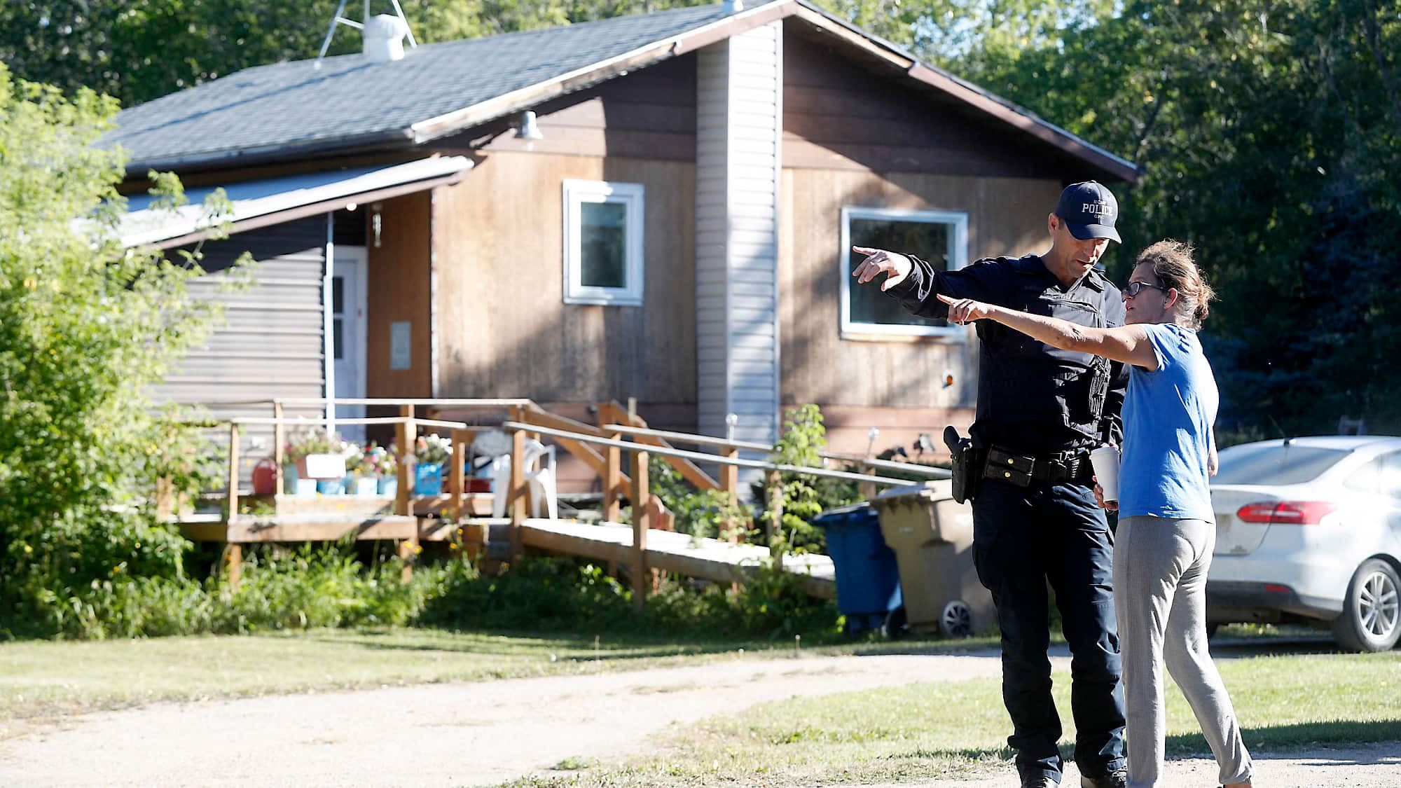 Une proche de Wes Petterson, qui a été tué dans sa maison de Weldon, s’entretient avec un policier de la GRC.
