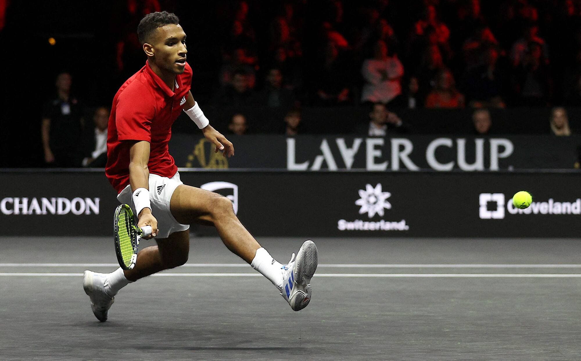 Félix Auger-Aliassime prêt à retourner la balle de Novak Djokovic lors du duel remporté par le Québécois à Londres.