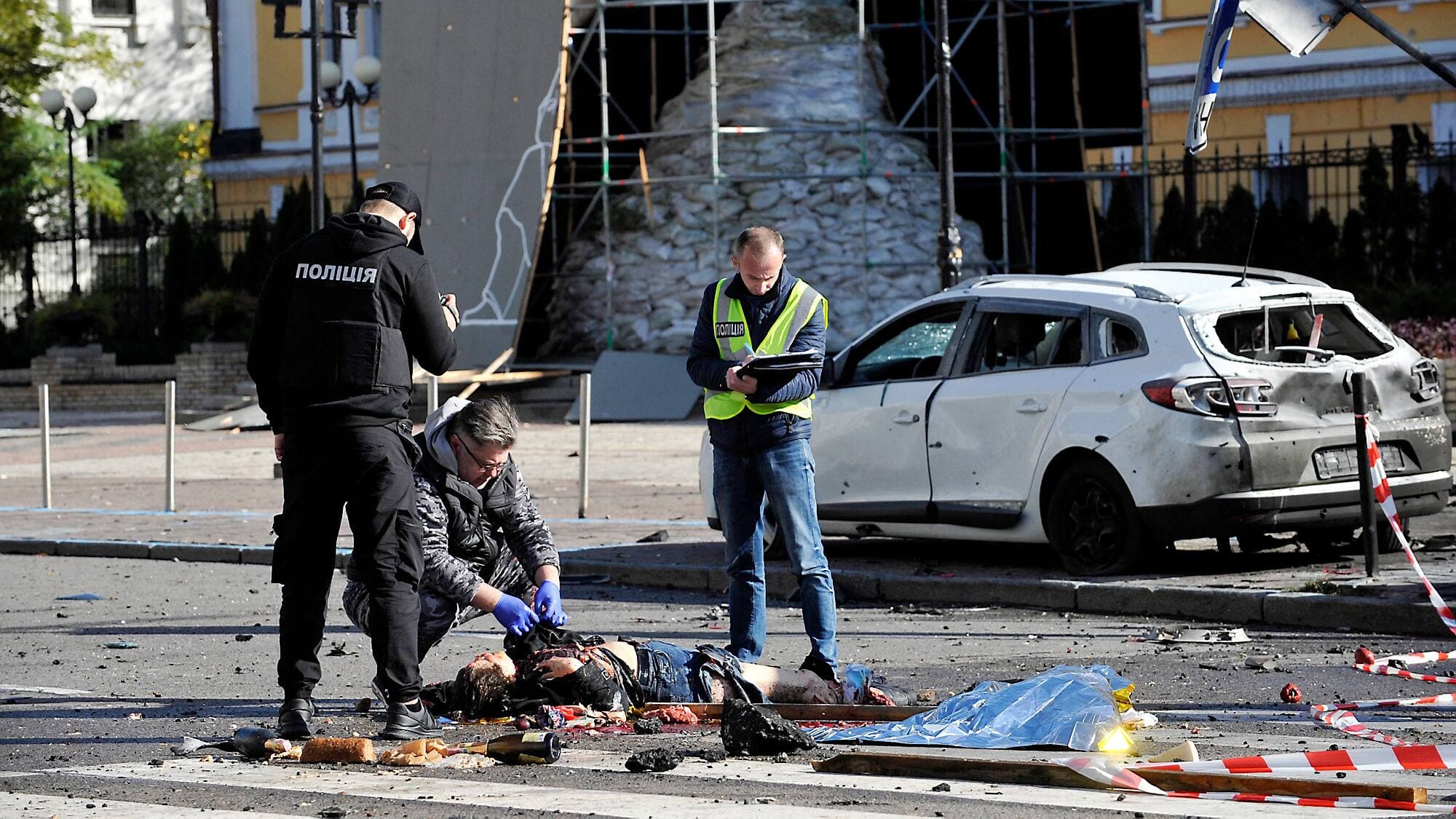 La police examine une victime du bombardement de lundi à Kyïv.