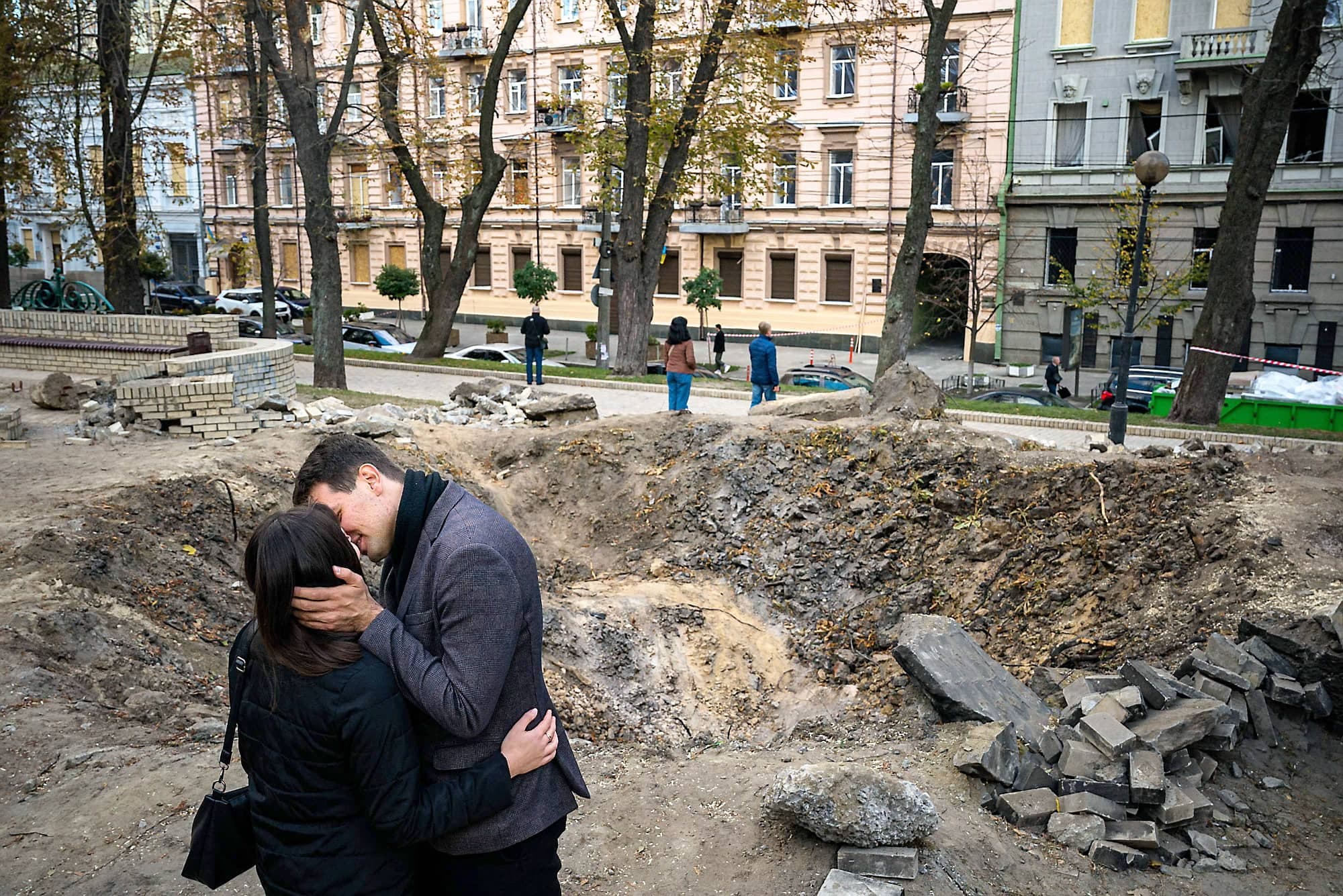 Dans un paysage gâché par les dégâts d’une attaque russe à Kyïv, un couple s’embrassait mercredi dans un parc.