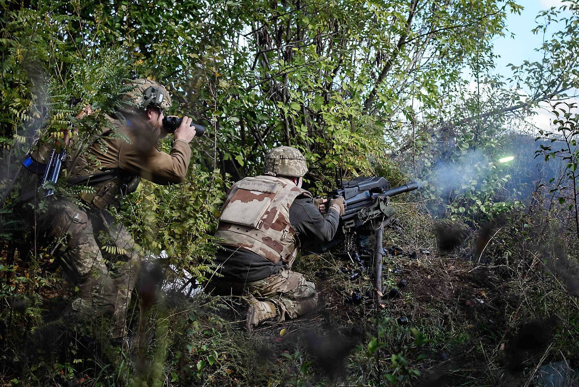 Un soldat a tiré avec son lance-grenades vers les soldats russes à moins de 800 m d’une ligne de combat, près de Toretsk, dans la région de Donetsk