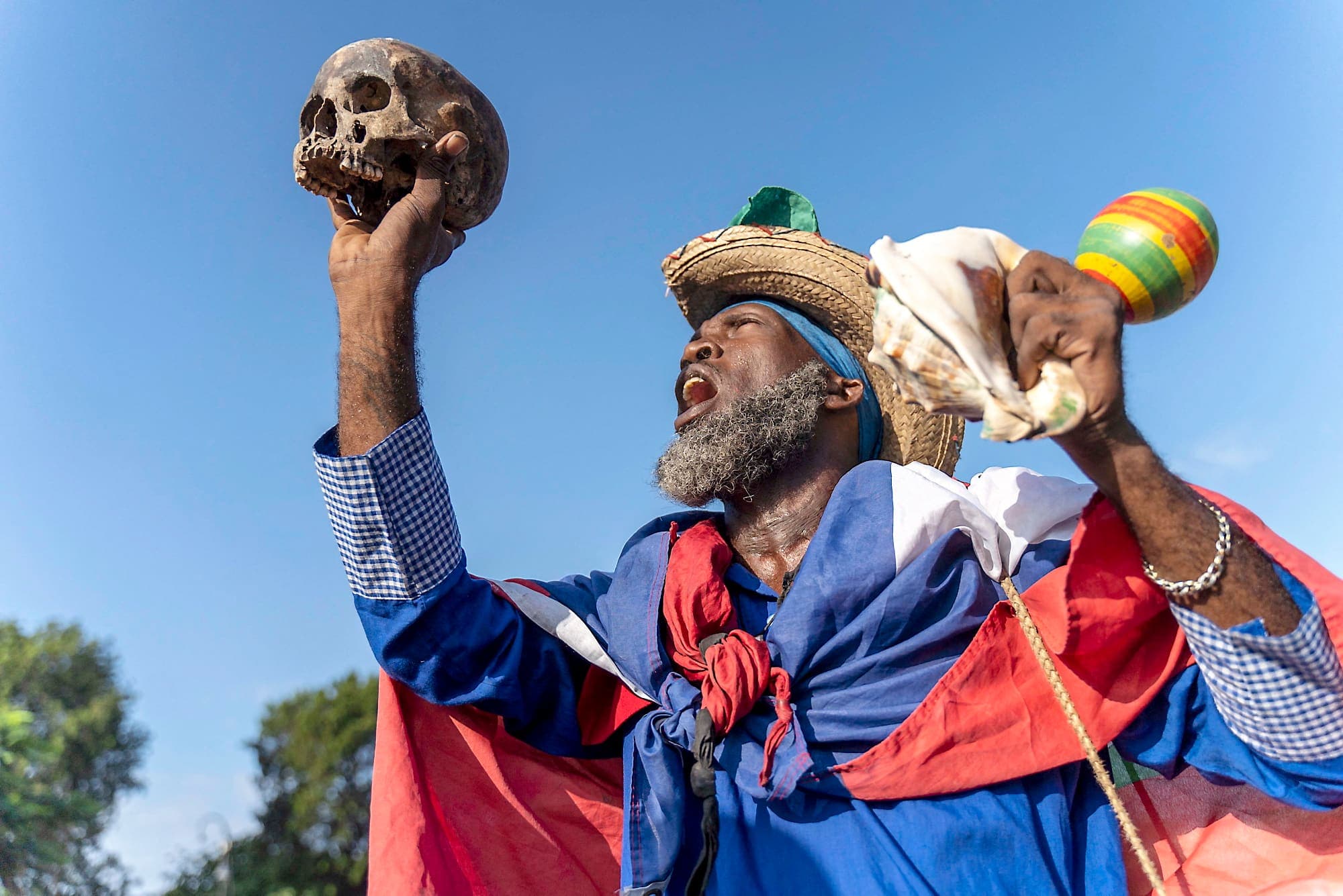 Un homme tenant un crâne symbolique demande la démission du premier ministre Ariel Henry à l’anniversaire de la mort du leader révolutionnaire Jean-Jacques Dessalines, lundi, à Port-au-Prince.