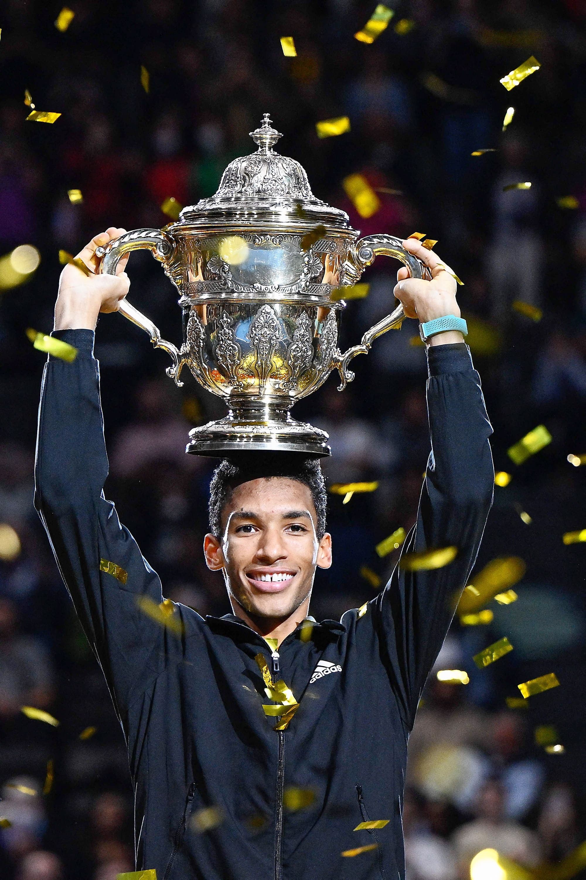 Félix Auger-Aliassime célébrait avec son troisième trophée en autant de semaines, lui qui est devenu champion à Bâle, en Suisse, dimanche.
