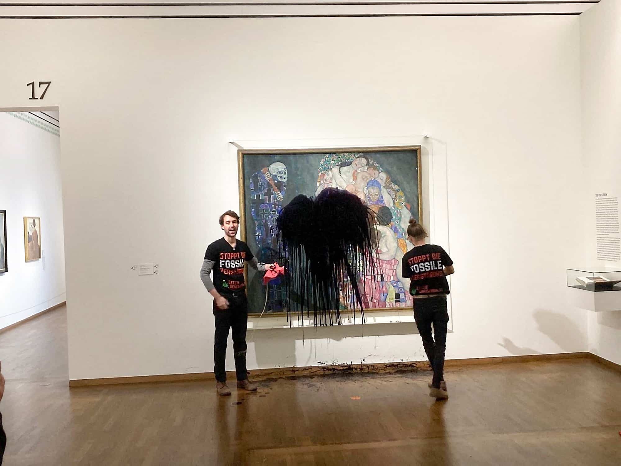 Le tableau Mort et Vie de Gustav Klimt a été aspergé de liquide noir à Vienne mardi.