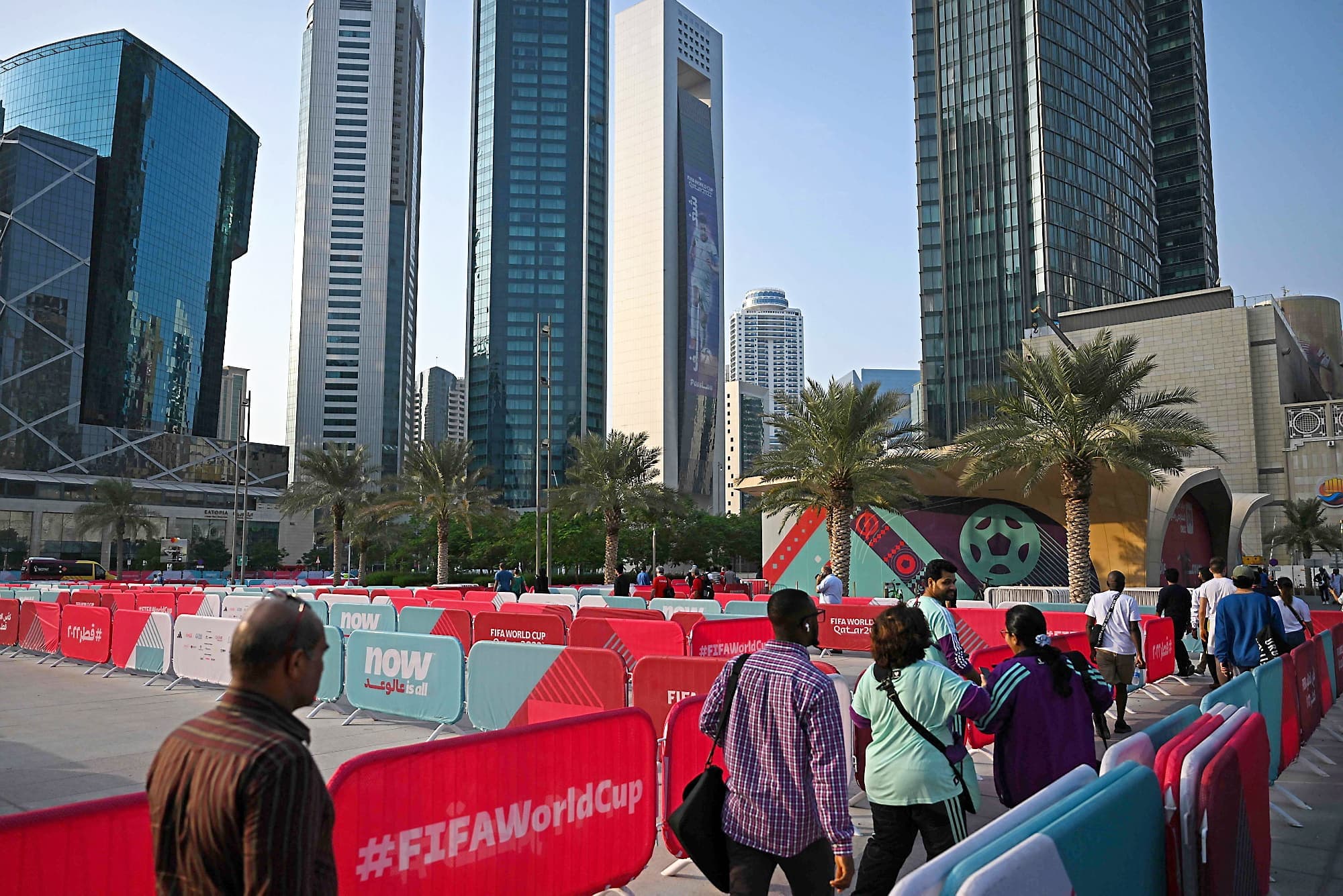 Des gens s’apprêtent à rentrer dans l’une des stations de métro de Doha, dont le réseau est impressionnant.