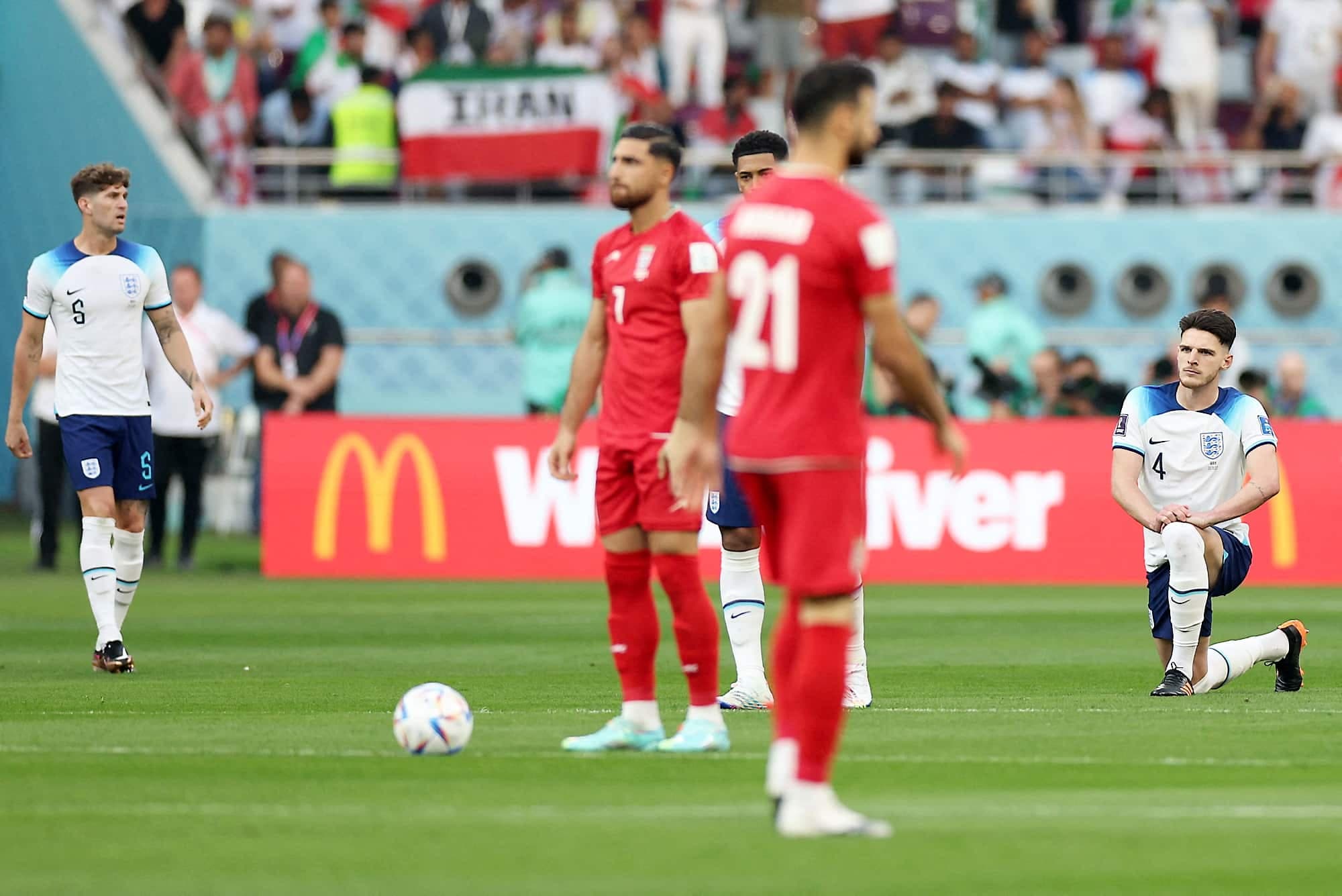 Les joueurs anglais ont posé le genou au sol en soutien à la communauté LBGTQ+.