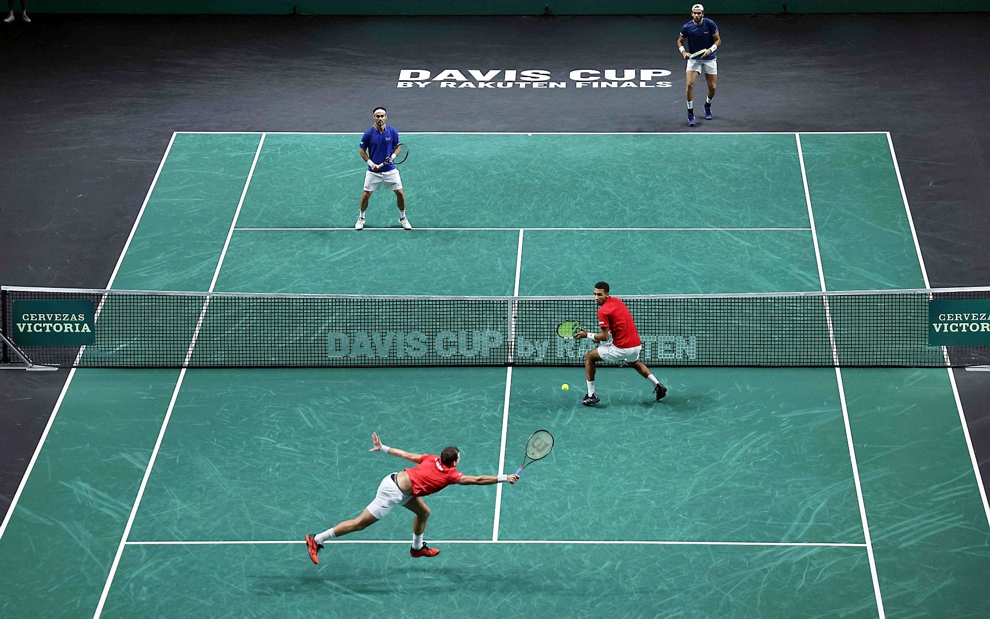 Vasek Pospisil tente de retourner une balle lors du match de double décisif.