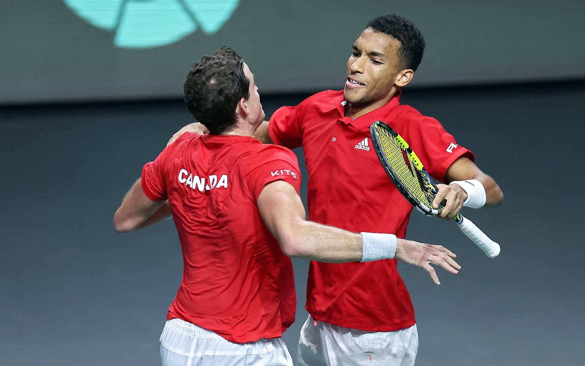 Fiers de leur performance, Vasek Pospisil et Félix Auger-Aliassime se sont cogné la poitrine après avoir remporté le double décisif aux dépens de l’Italie, samedi en demi-finale de la Coupe Davis, à Malaga.