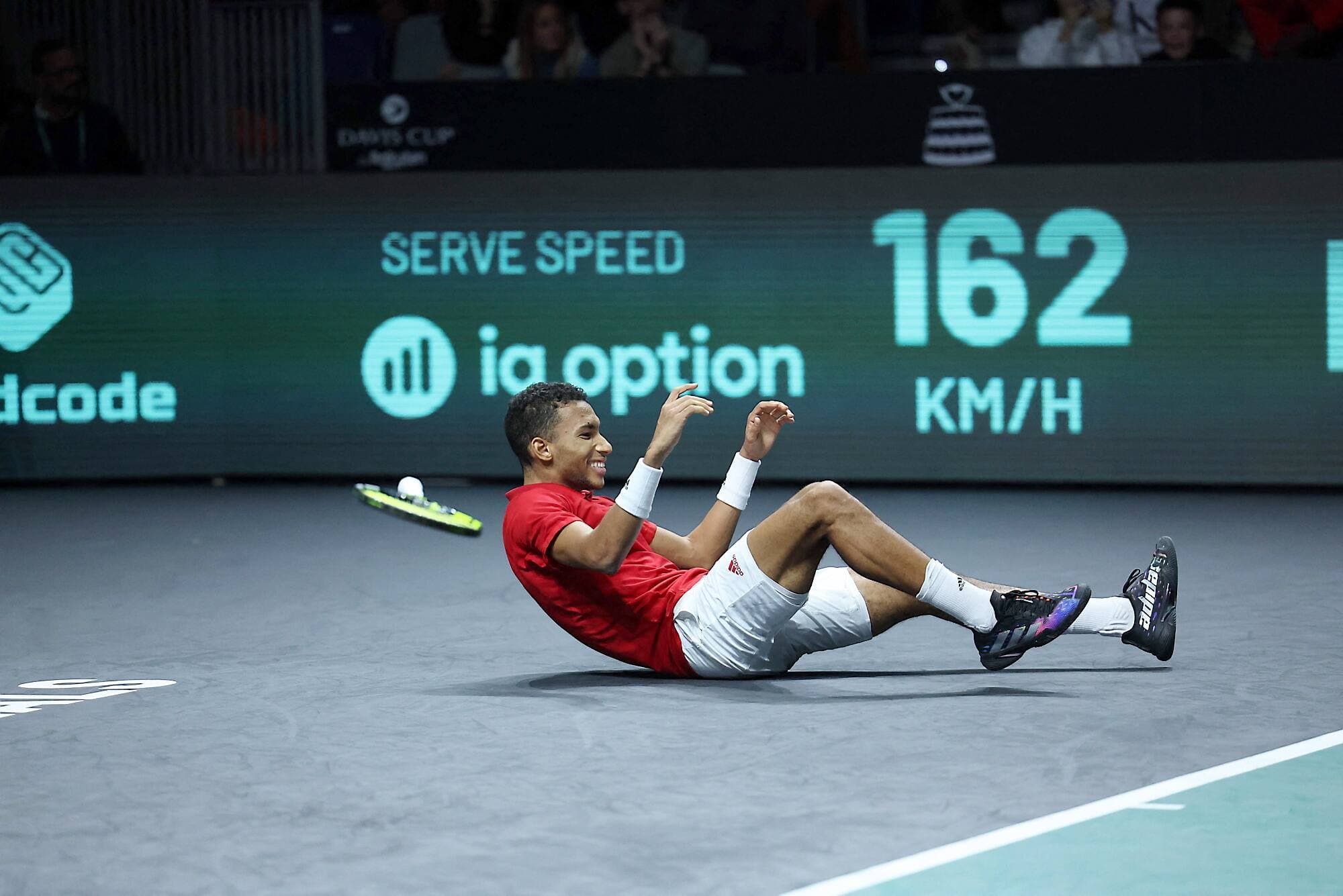 Le jeune prodige a raconté que ses jambes l’ont lâché lorsqu’il a réalisé que la balle finale s’en allait à l’extérieur, concrétisant son triomphe.
