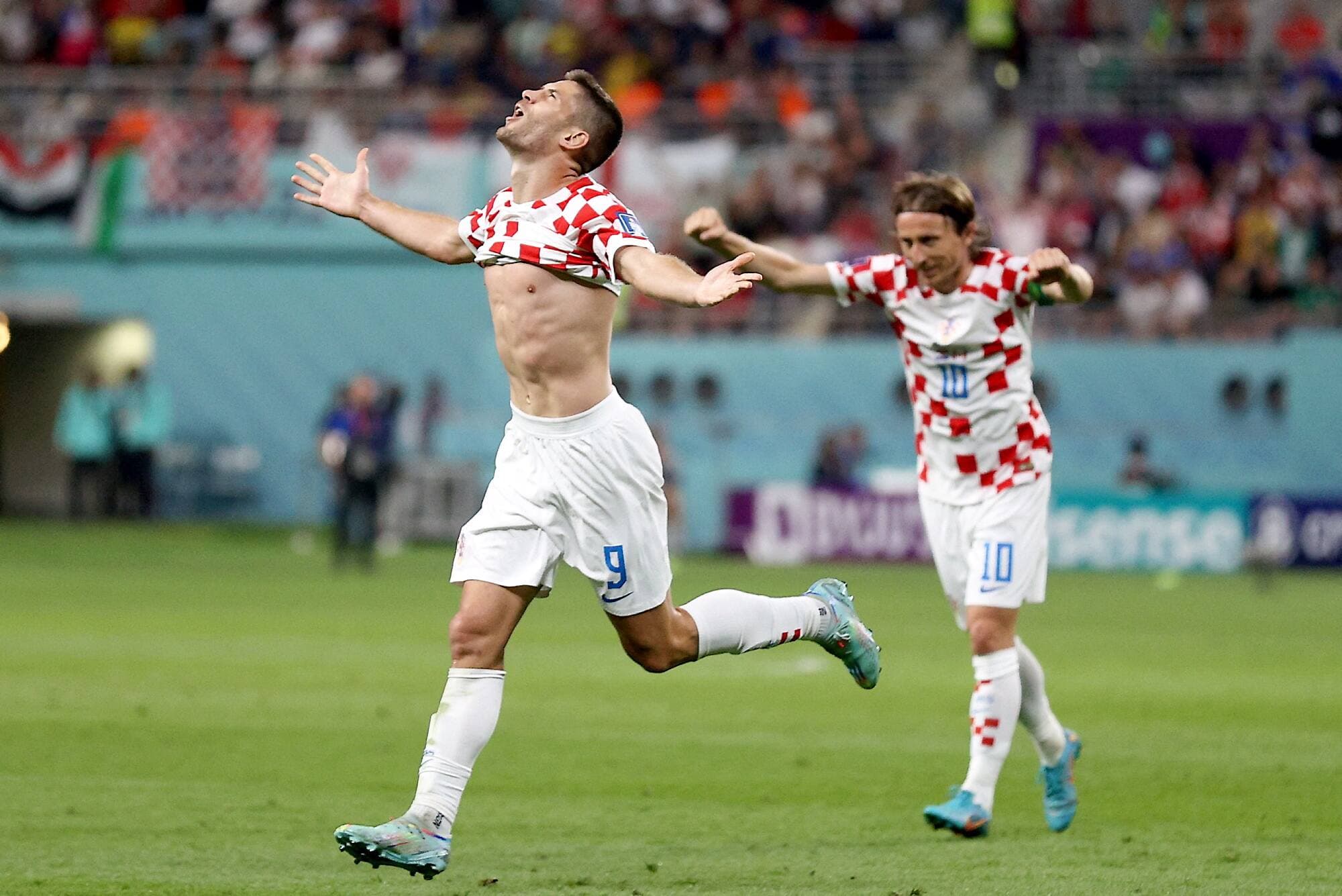 Andrej Kramaric célèbre son but avec son coéquipier Luka Modric.