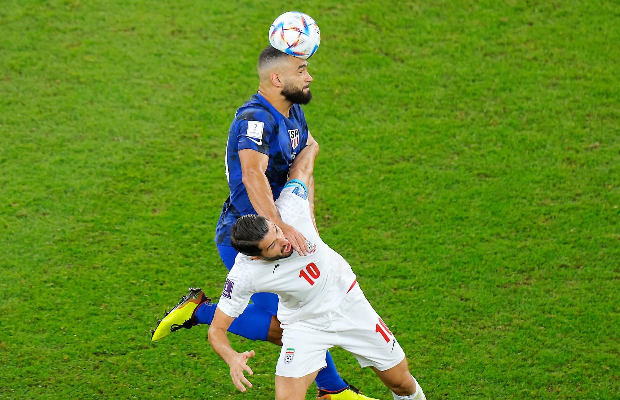 Le défenseur Cameron Carter-Vickers réussit une tête aux dépens de Karim Ansarifard.