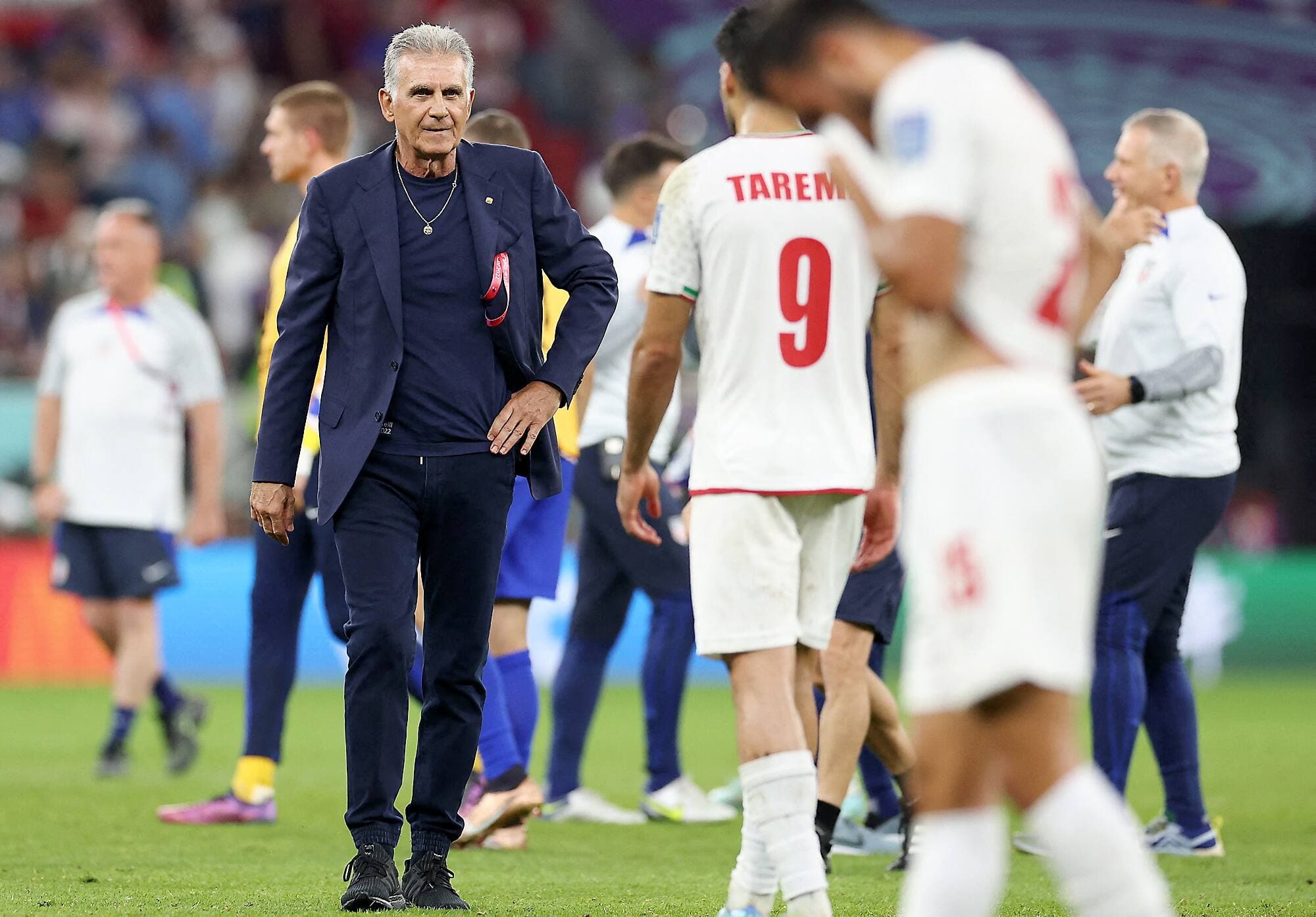 L’entraîneur de l’Iran, Carlos Queiroz, marchant sur le terrain après la défaite contre les États-Unis, mardi.