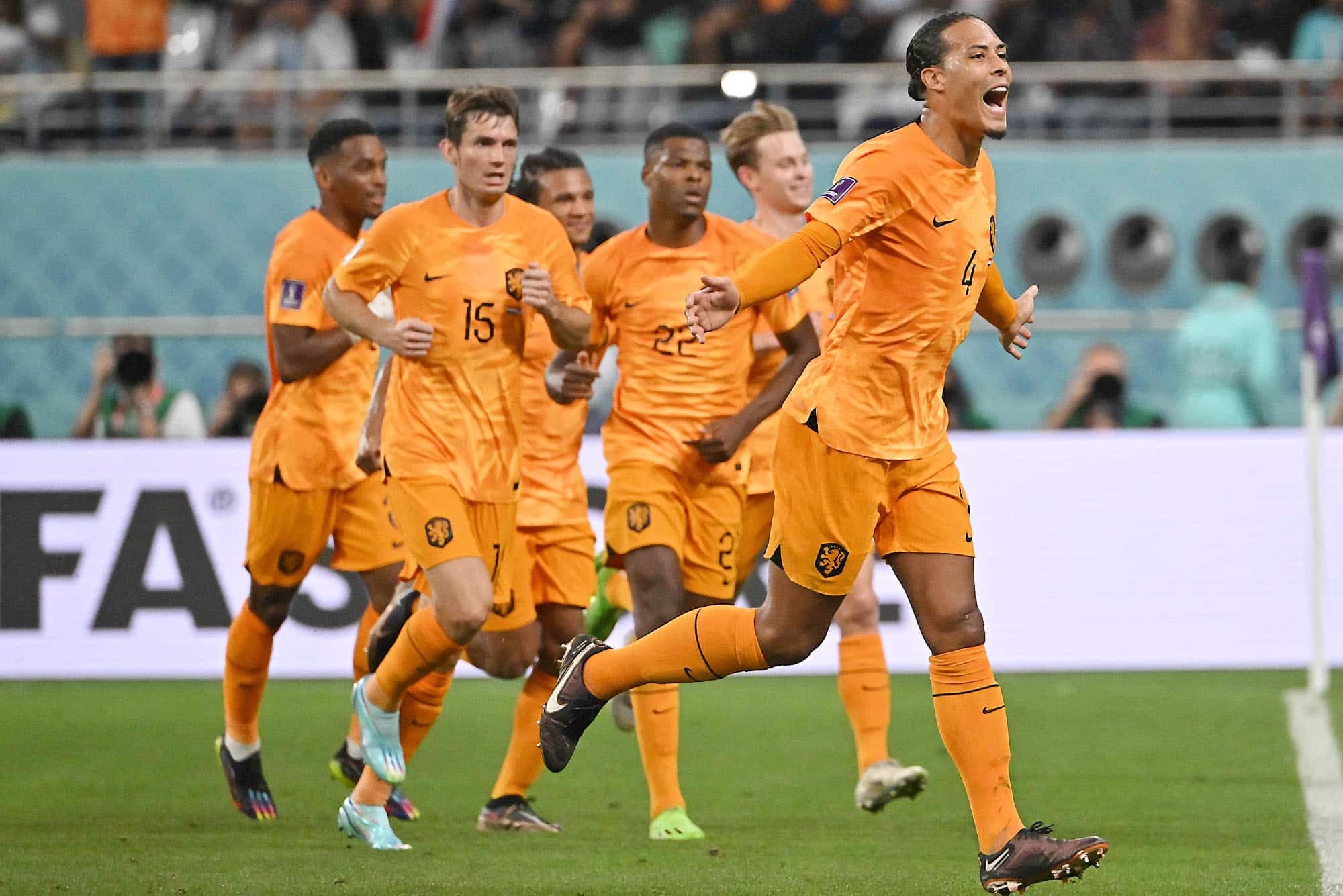 Les Pays-Bas ont célébré dignement leur deuxième but, celui de Daley Blind en avant-plan.