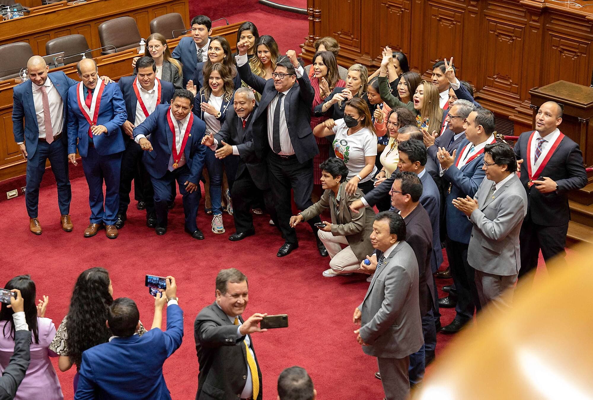 Les parlementaires péruviens célébrant mercredi la destitution du président Pedro Castillo.