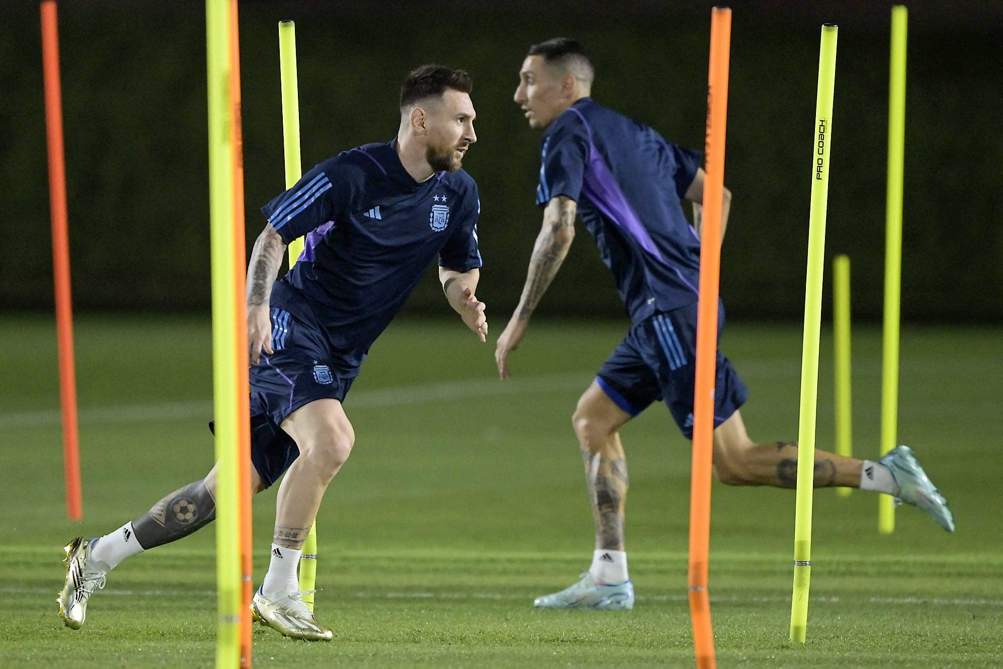 À la veille de son duel face aux Pays-Bas, l’Argentine, menée par Lionel Messi (à gauche), s’est offert une séance d’entraînement sur le terrain de l’Université du Qatar, jeudi.