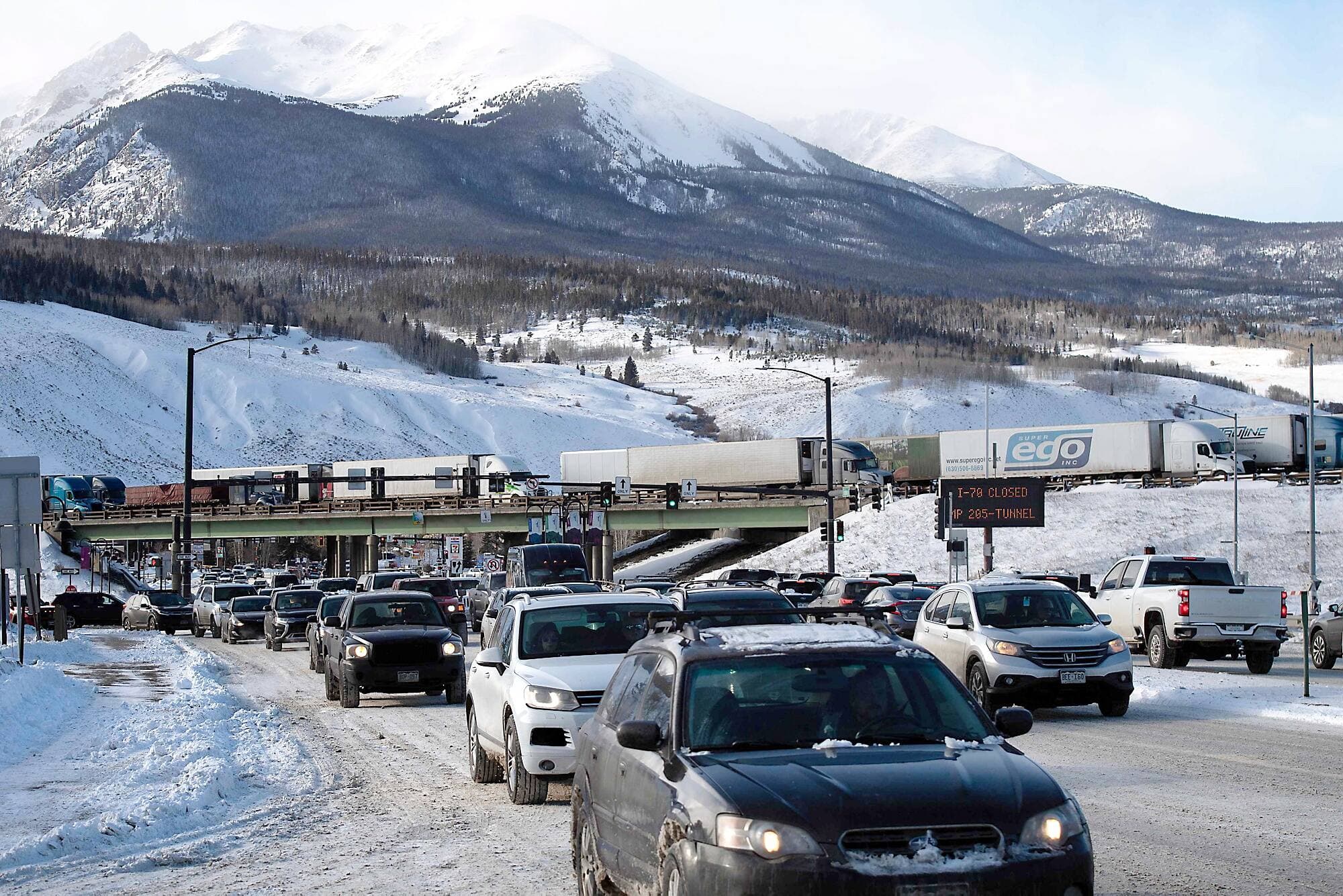 Au Colorado, la neige a causé beaucoup de maux de tête aux résidents avec des routes fermées et des avions qui demeuraient cloués au sol.