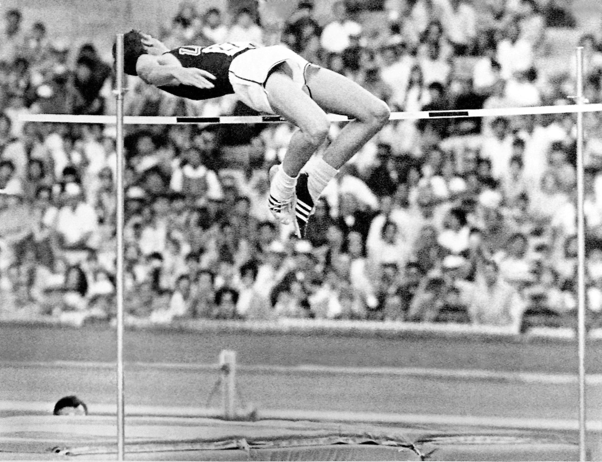 Dick Fosbury a popularisé le saut en hauteur renversé comme on le connaît aujourd'hui.