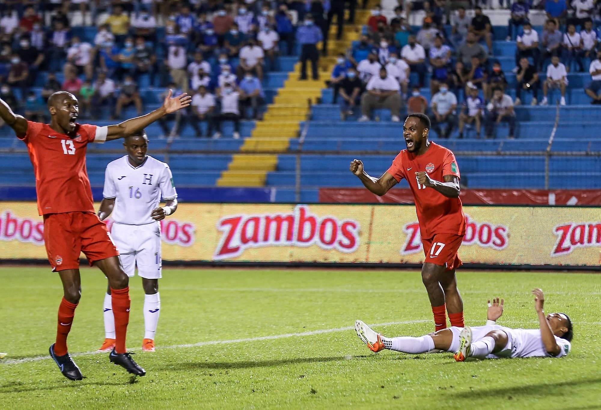 Les joueurs du Canada Cycle Larin (droite) et Atiba Hutchinson célèbrent le premier but de leur équipe, jeudi, au Honduras.