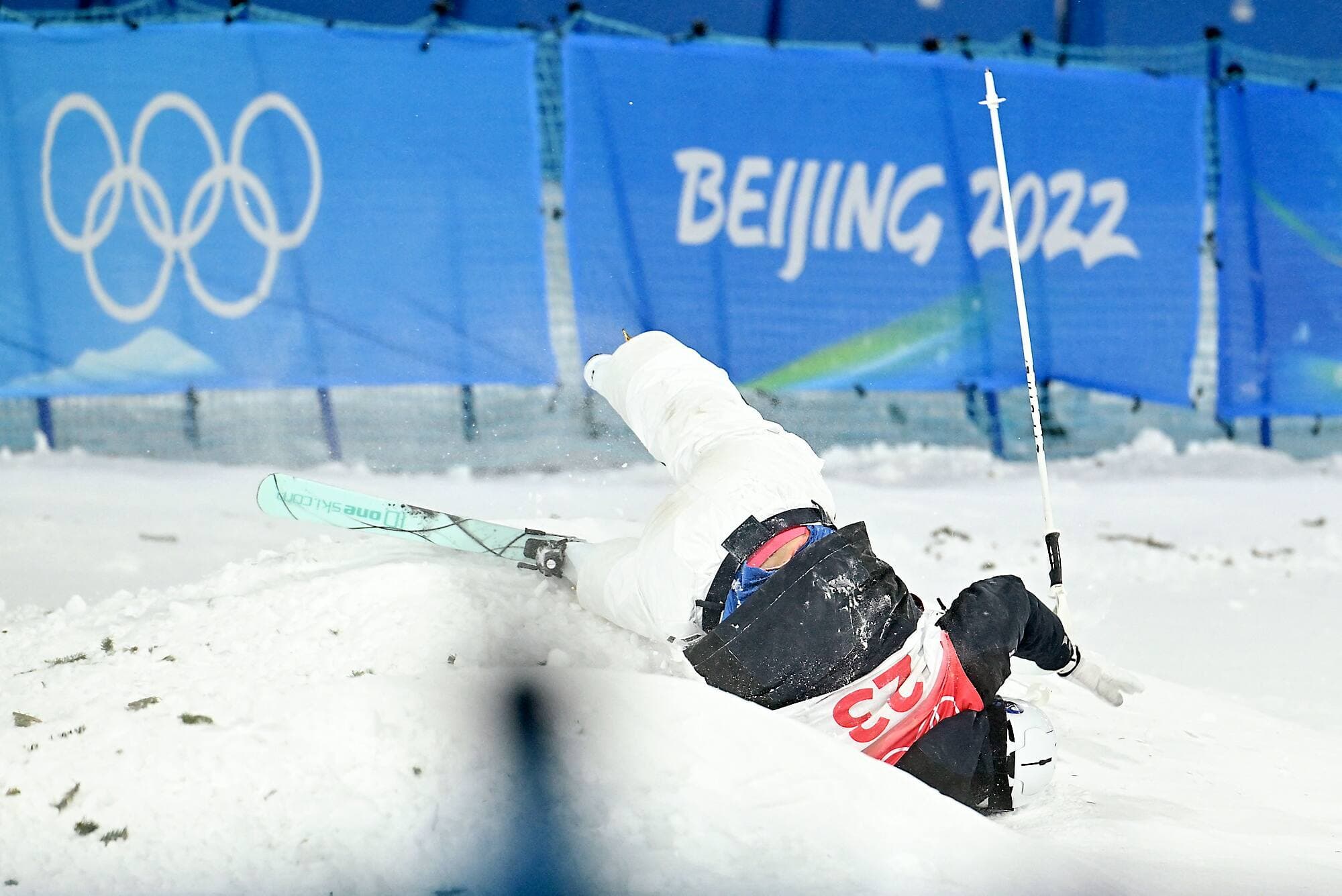 La Britannique Leonie Gerken Schofield n’a pas eu de chance lors de sa descente. Une perte de contrôle vers la fin de l’épreuve a privé l’athlète d’une participation à la finale. Elle n’a pas été blessée lors de sa chute.