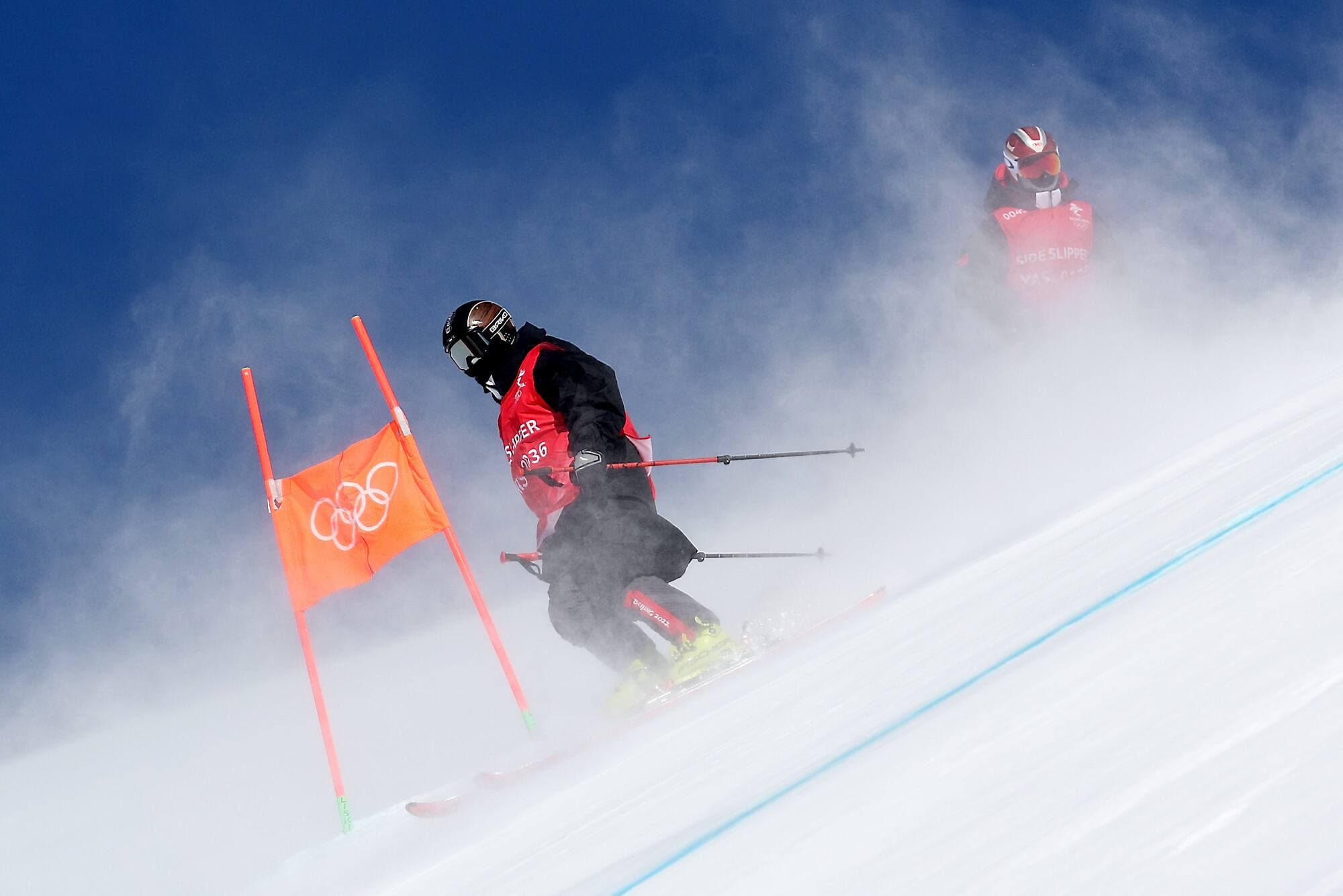 Les ouvreurs de pistes ont annulé plusieurs entraînements à cause du vent qui souffle sur les montagnes de Yanqing.