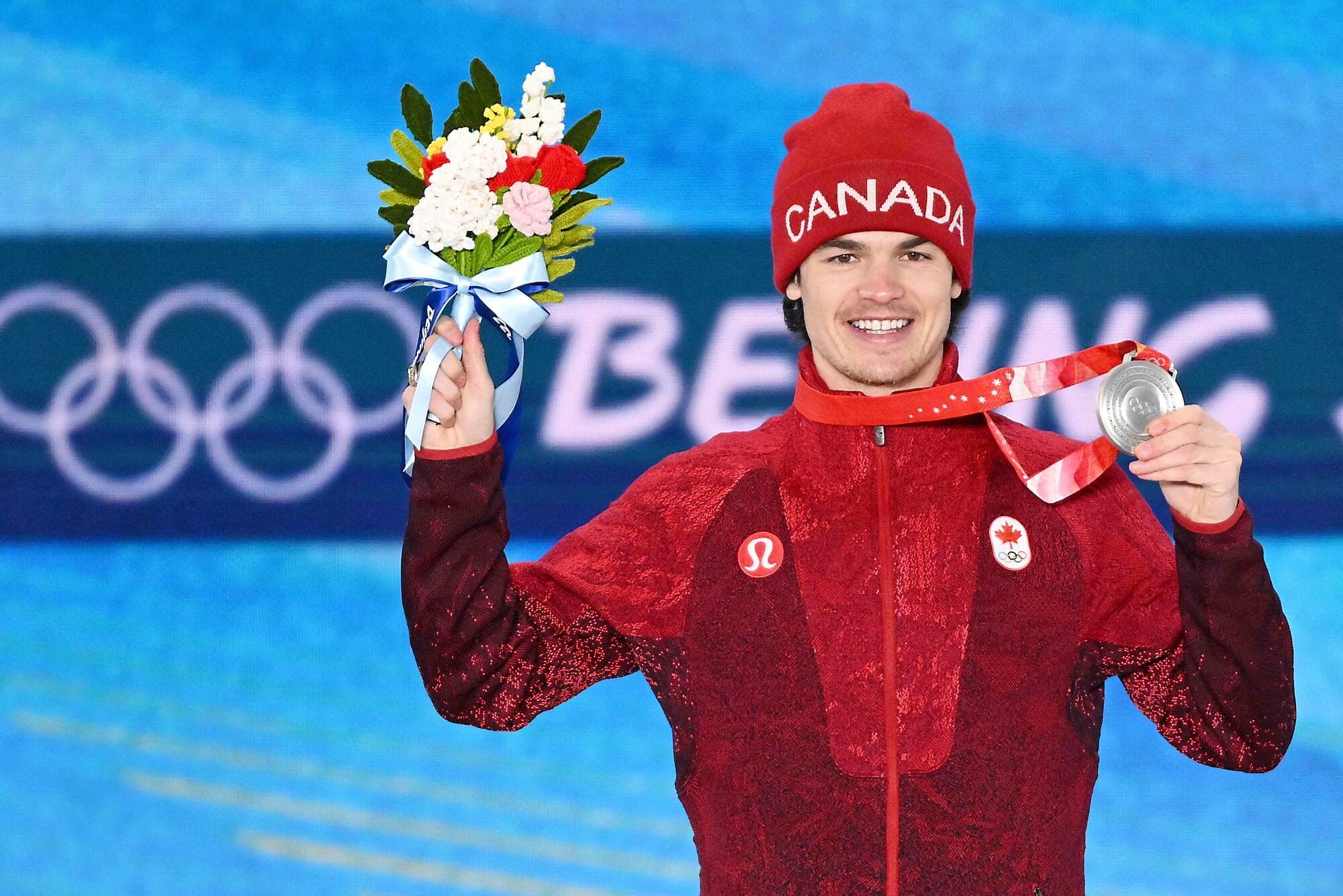 Mikaël Kingsbury célébrait sa médaille d’argent sur le podium de la cérémonie des médailles à Zhangjiakou, dimanche.