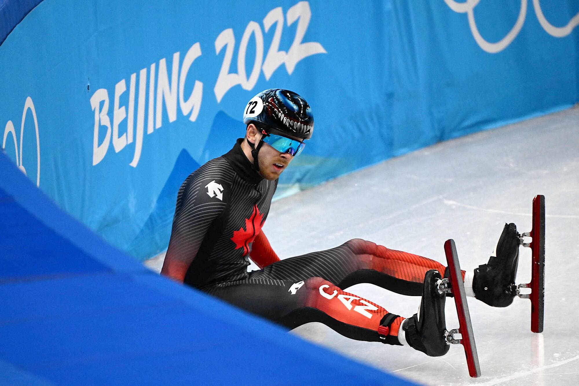 Pascal Dion après sa chute lors des quarts de finale du 1000 m, à Pékin.