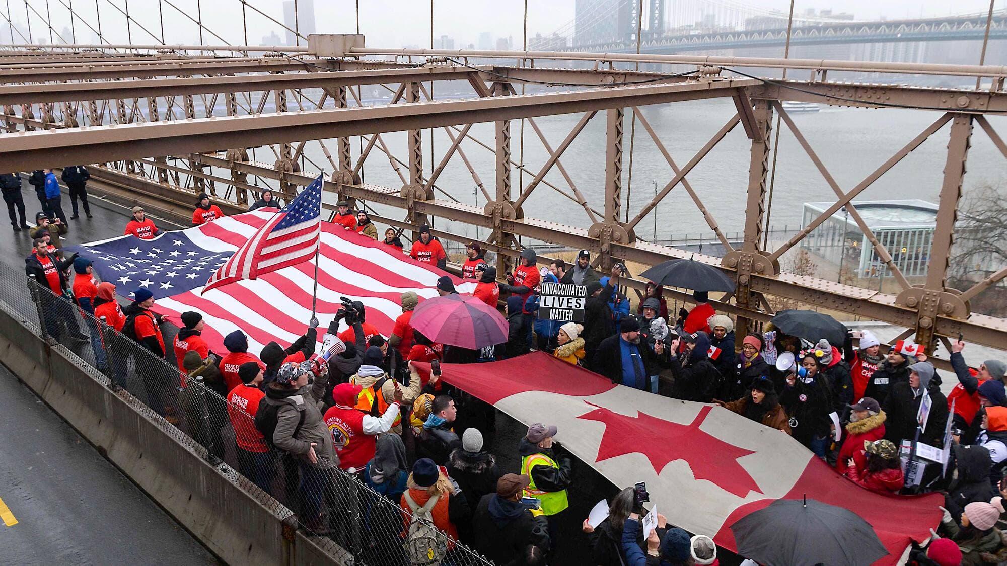 À New York, des manifestants transportant des drapeaux américains et canadiens ont bloqué les ponts.