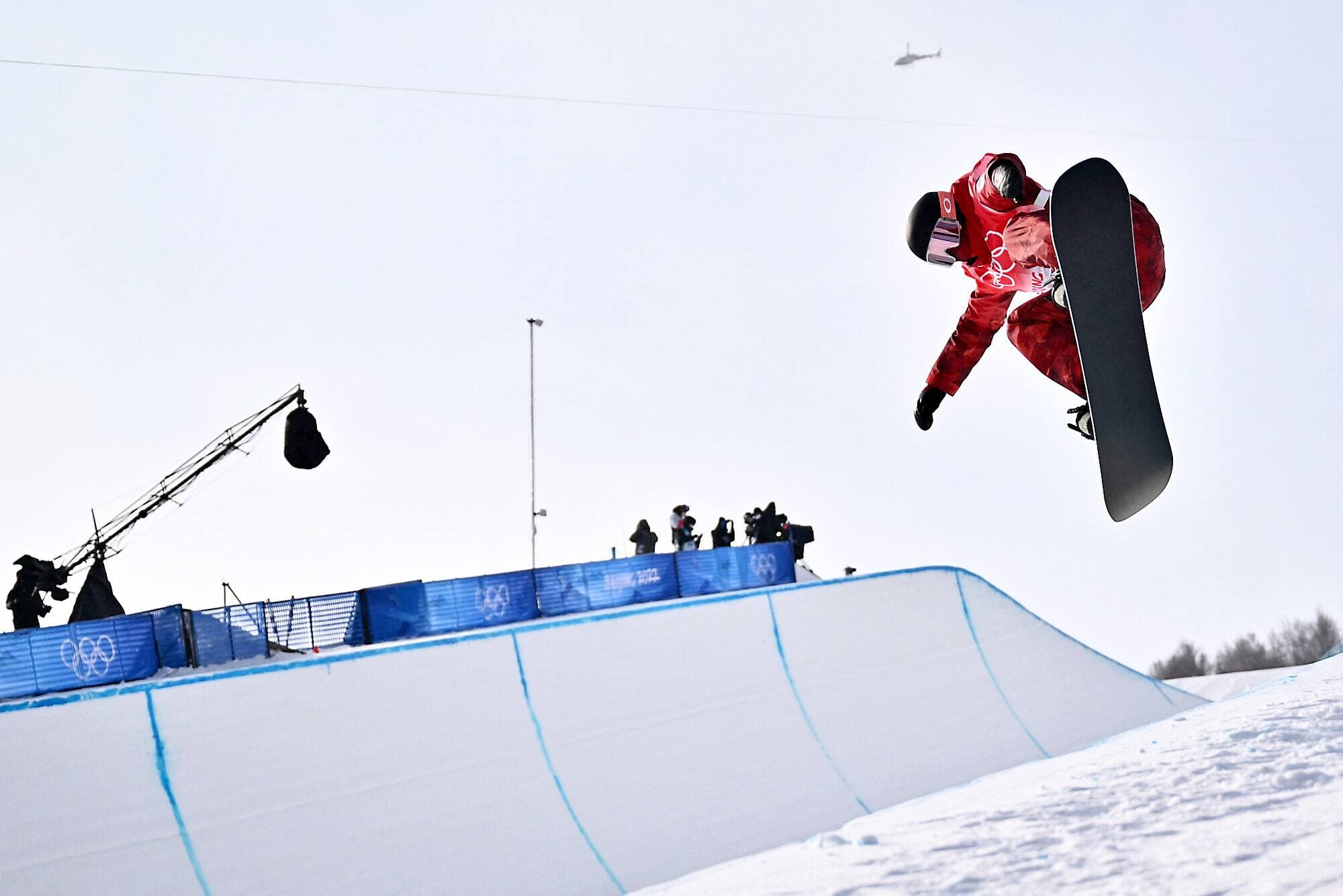 La planchiste québécoise Elizabeth Hosking, en action ici à l’épreuve de demi-lune à Pékin, a permis à son entraîneur Brian Smith de vivre deux Jeux olympiques.