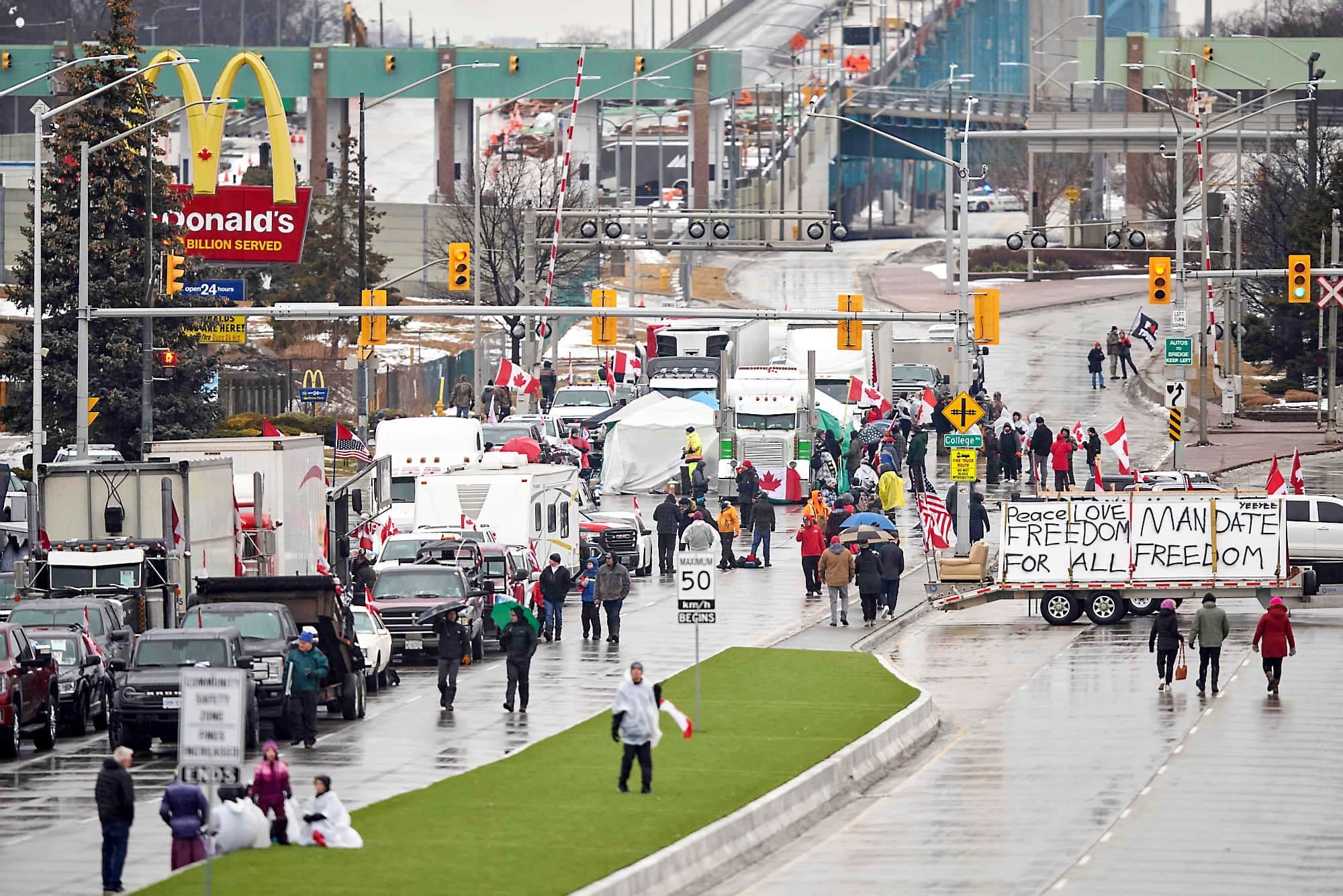 Des militants antivaccins ont bloqué hier encore le pont Ambassador, à Windsor, en Ontario. Plus de 323 millions de dollars de biens traversent chaque jour par ce pont transfrontalier, qui est la plus importante infrastructure du genre en Amérique du Nord.