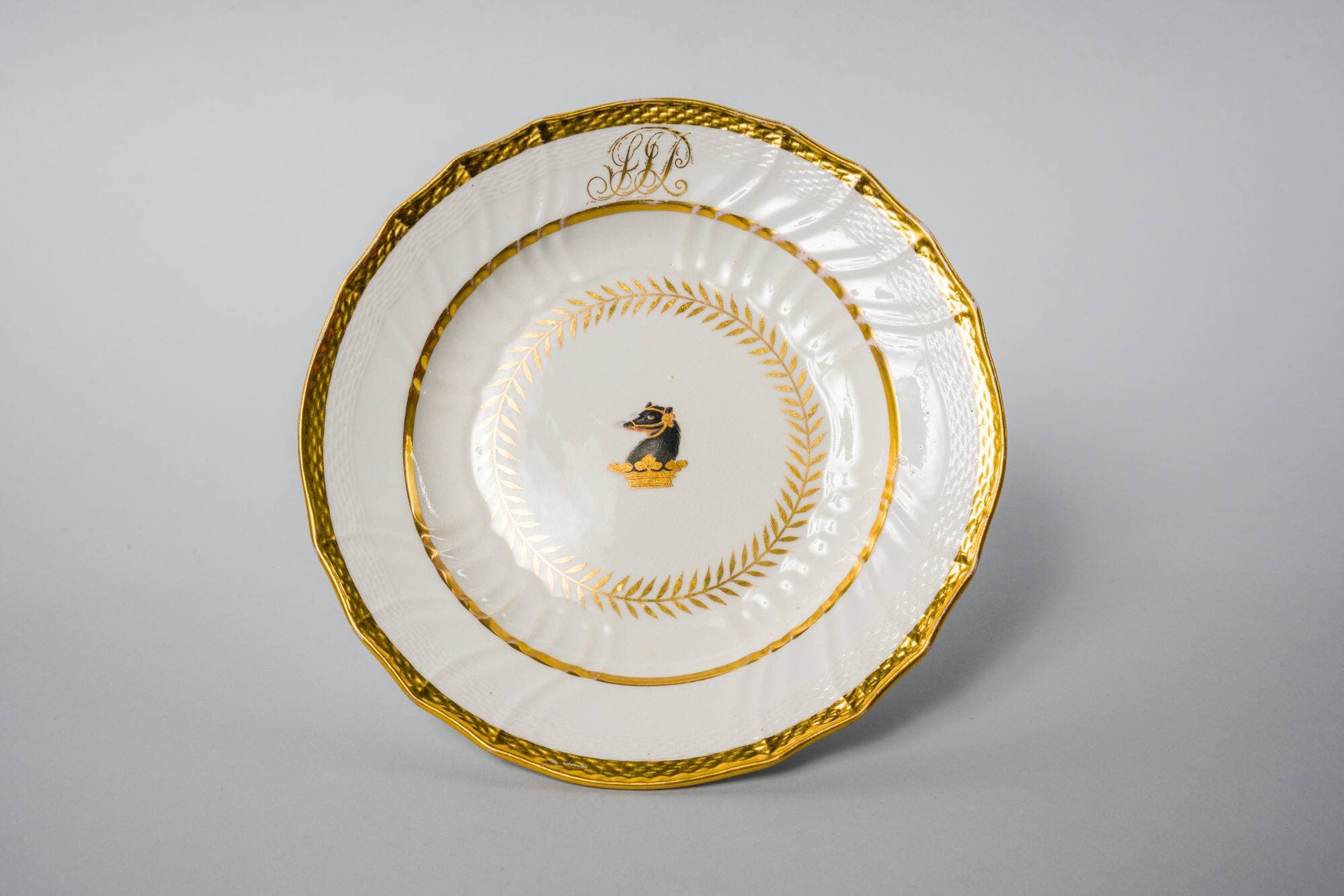 Assiette à bordure d’or ayant appartenu à Louis-Joseph Papineau. On peut voir les initiales du chef patriote dans le haut.