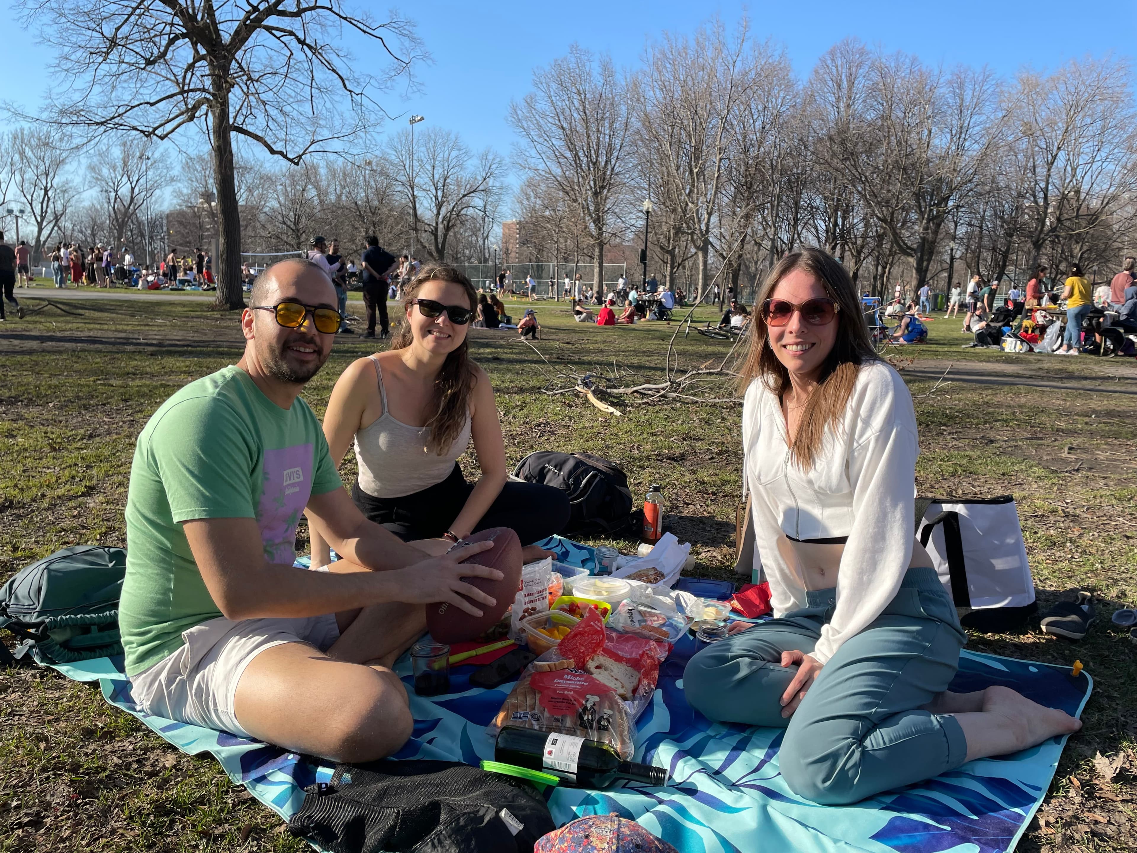De gauche à droite, Aymen, Geneviève et Cynthia profitaient du beau temps au parc Lafontaine samedi en fin de journée.