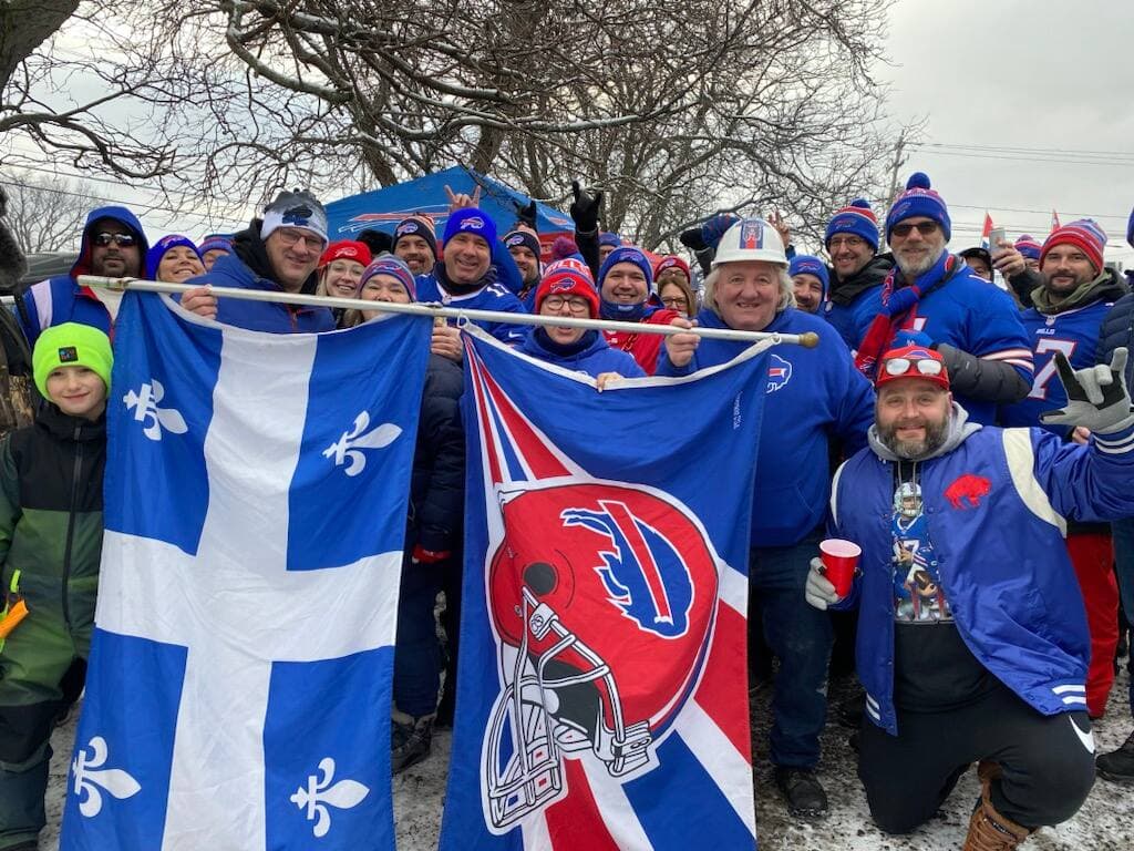 Toujours muni de son casque de construction à l’effigie des Bills, Bob Genest se fait un plaisir, à chaque match à Buffalo, de transporter le drapeau du Québec pour que les partisans de la province se rassemblent.