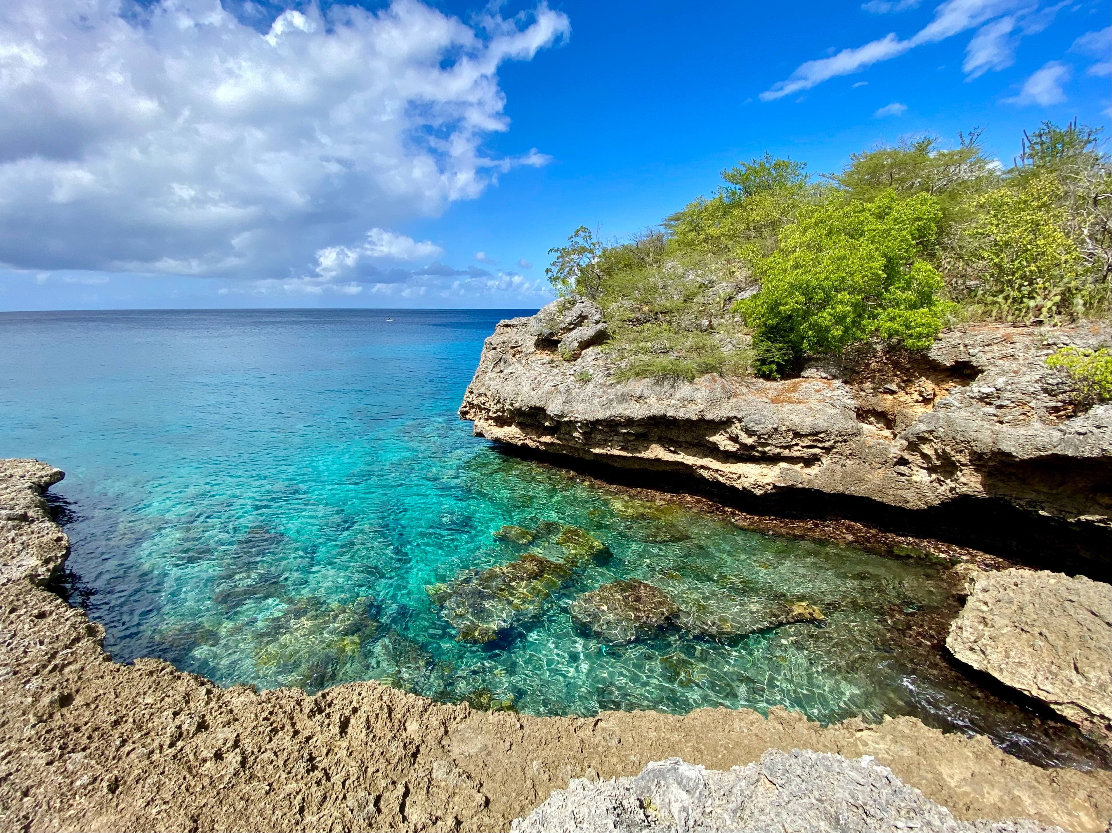 Point de vue sur un aquarium naturel durant la randonnée débutant à la plage de Santa Cruz.
