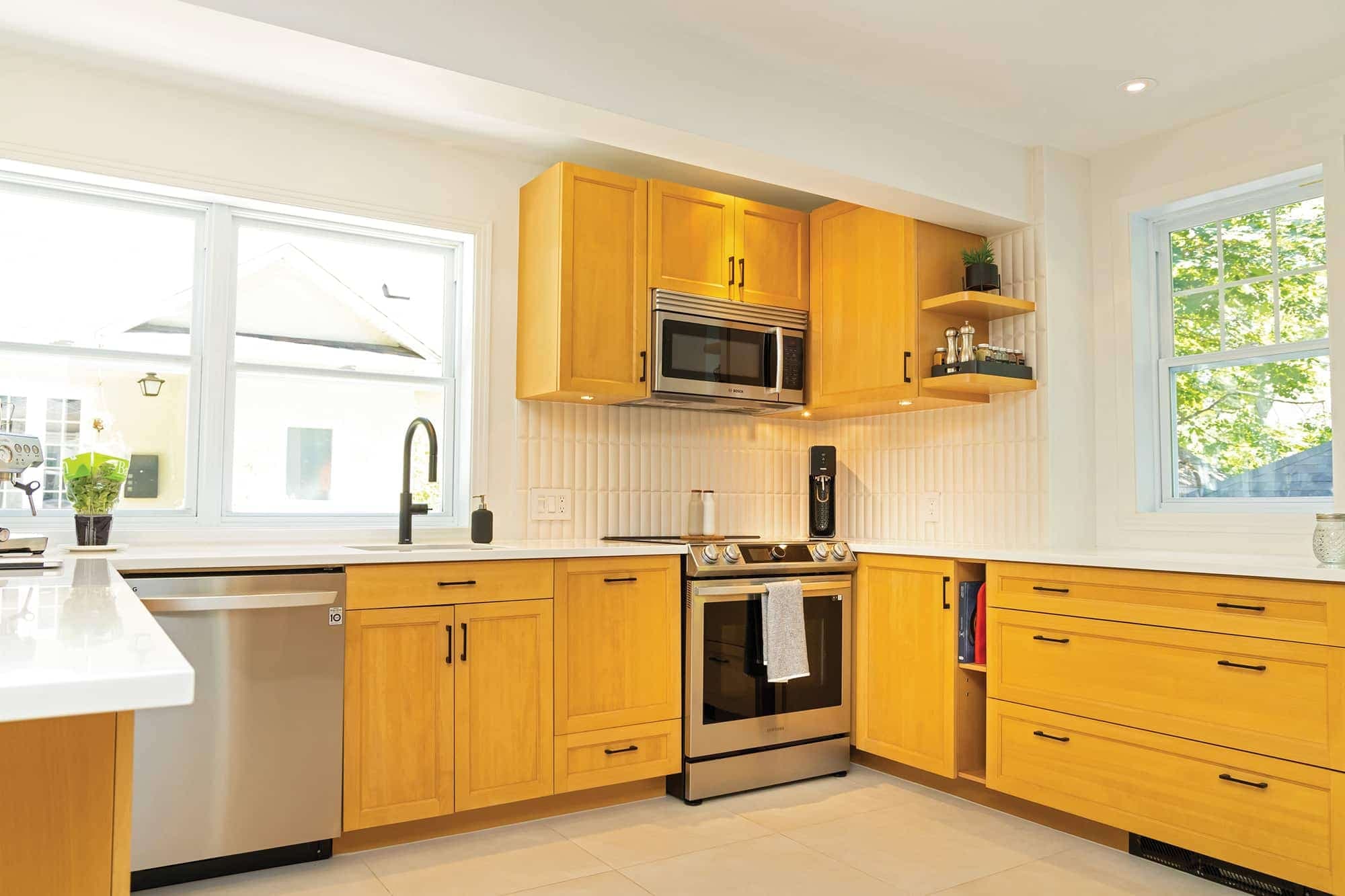 APRÈS : Peinture fraîche, nouvelle céramique, nouveaux comptoirs, dosseret de cuisine. Il n’en fallait pas plus pour mettre cette cuisine au goût du jour!