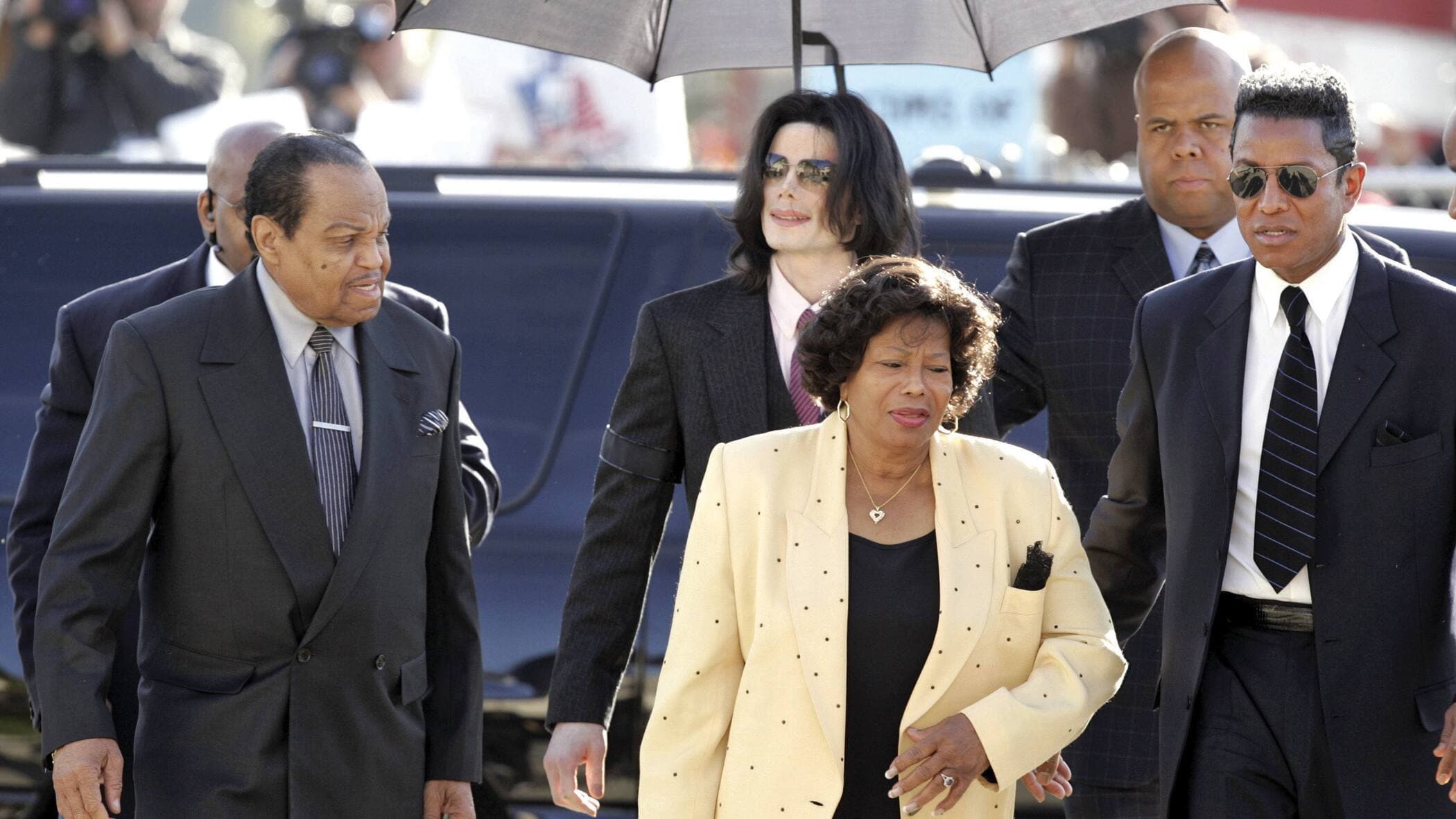 Janet compte révéler les failles de son père, Joe, et de son frère Michael (ici avec leur mère, Katherine, et leur frère Jermaine), ce qui divise le clan Jackson.