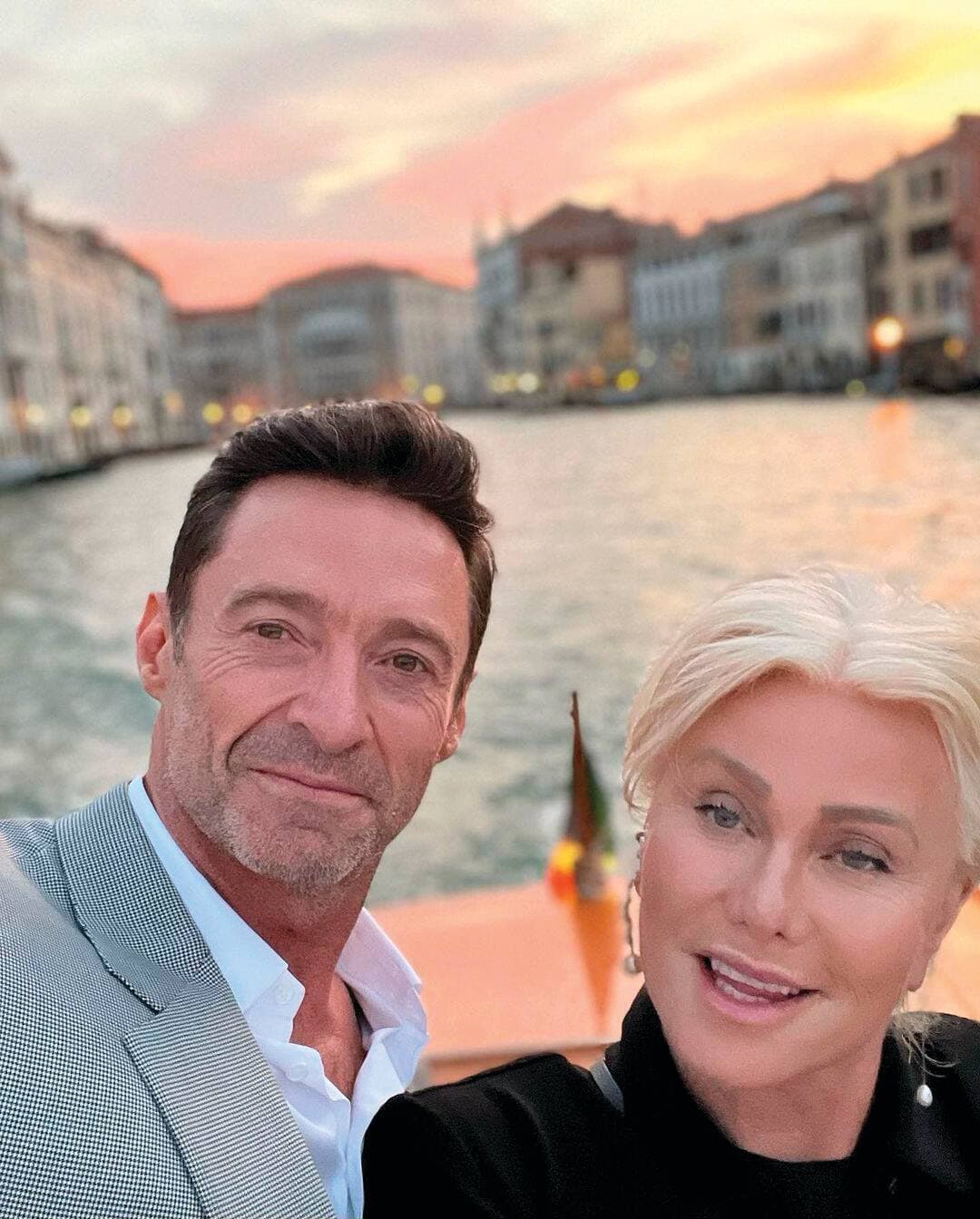 «C’est une joie de célébrer un 28e anniversaire de mariage avec toi» dit fièrement Hugh à sa conjointe Deborra-Lee Furness sur son Instagram.
