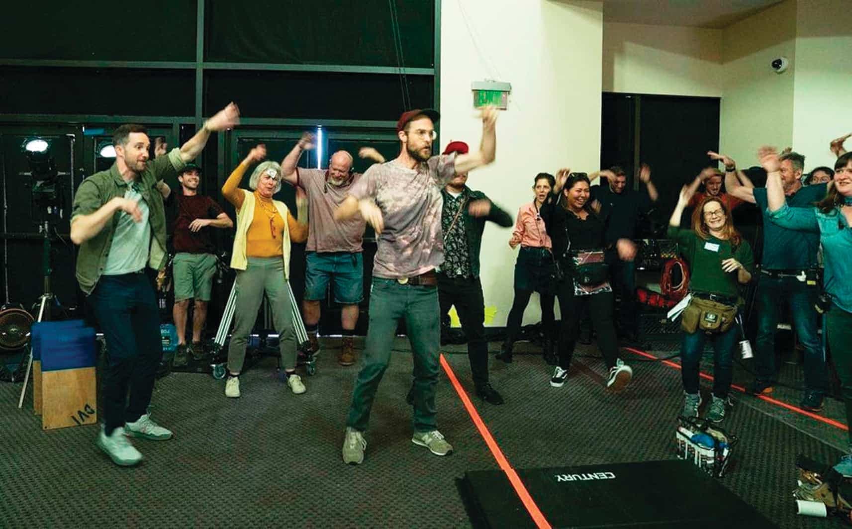 Sur le plateau de Everything Everywhere All at Once, Jamie Lee Curtis passe tout son temps avec l’ensemble des équipes, de la production au maquillage, en passant par le traiteur!